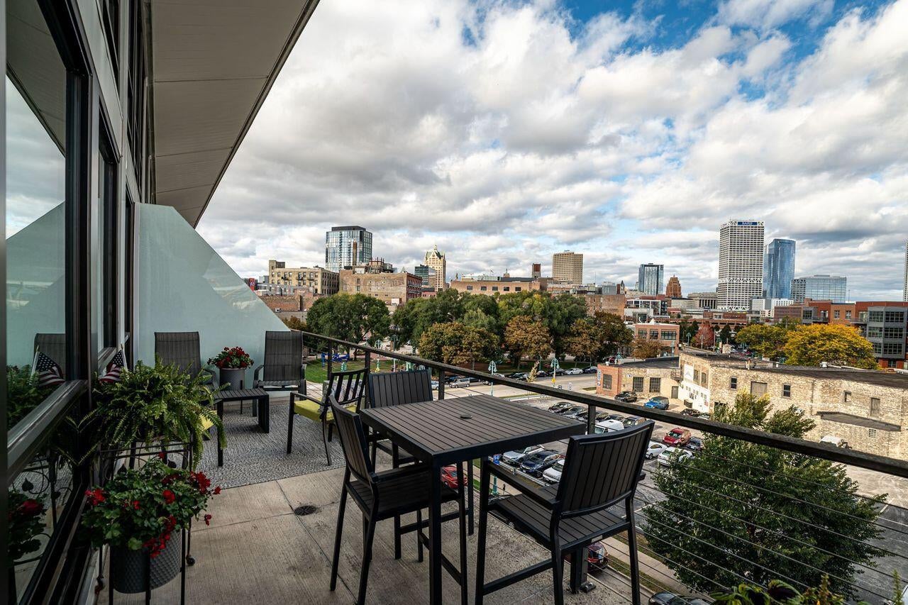 311 E Erie STREET 425
