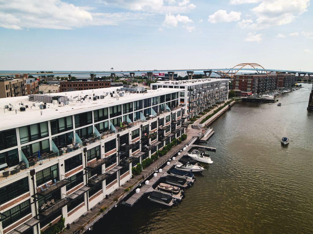 311 E Erie STREET 425