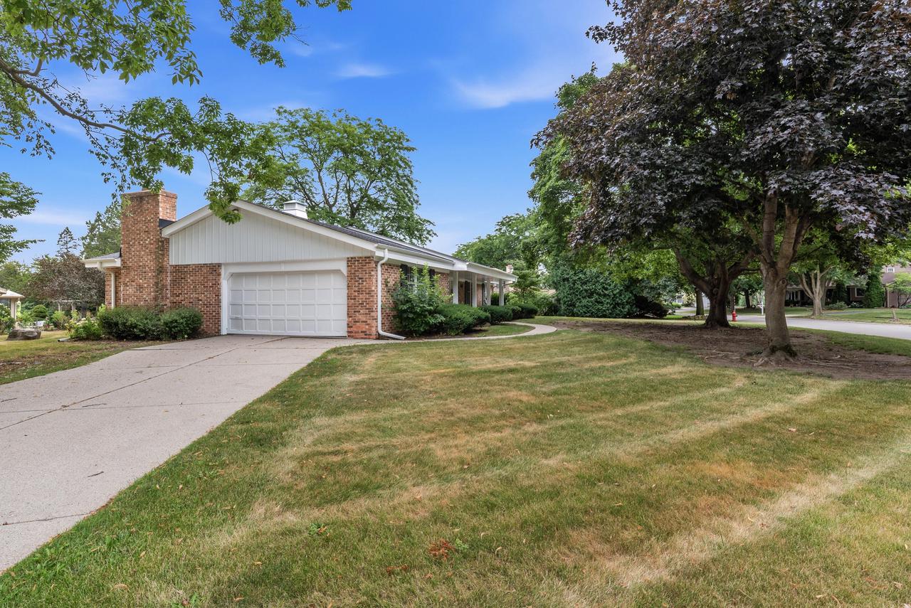 8841 Greenhill LANE