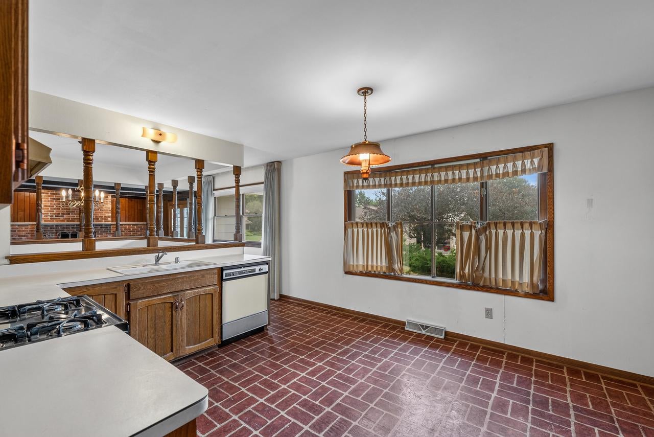 8841 Greenhill LANE