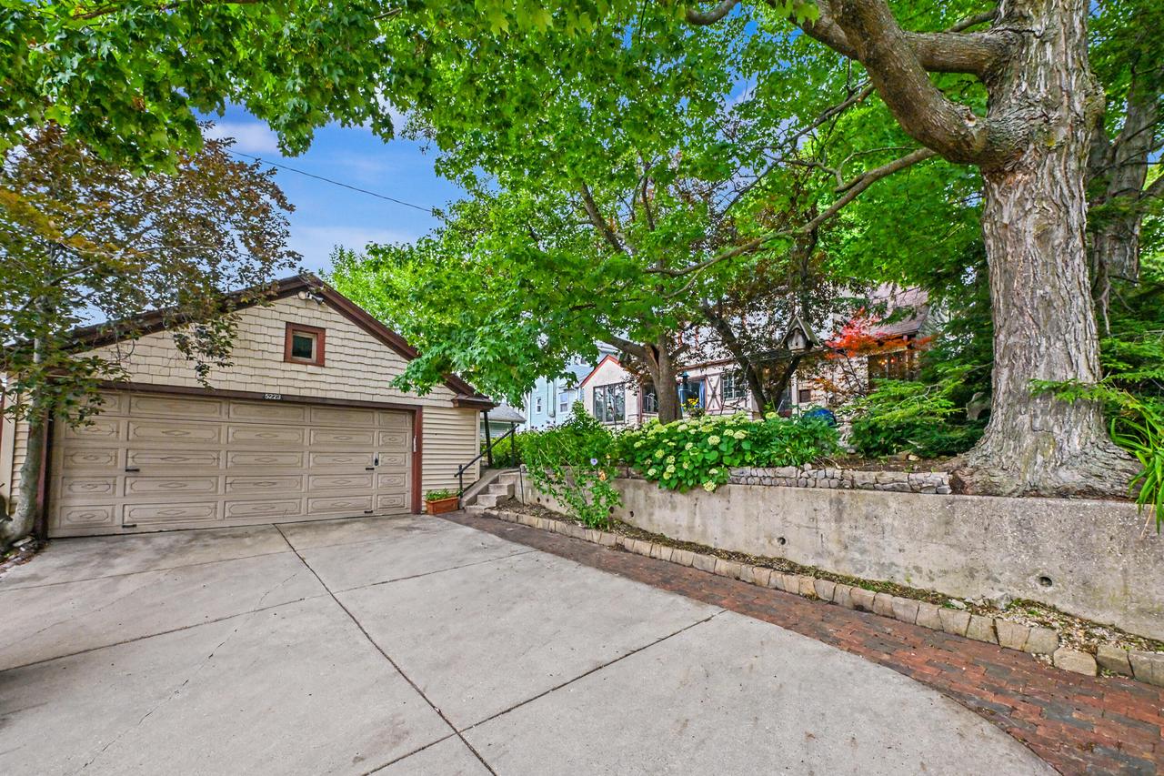 5223 W Hayes AVENUE