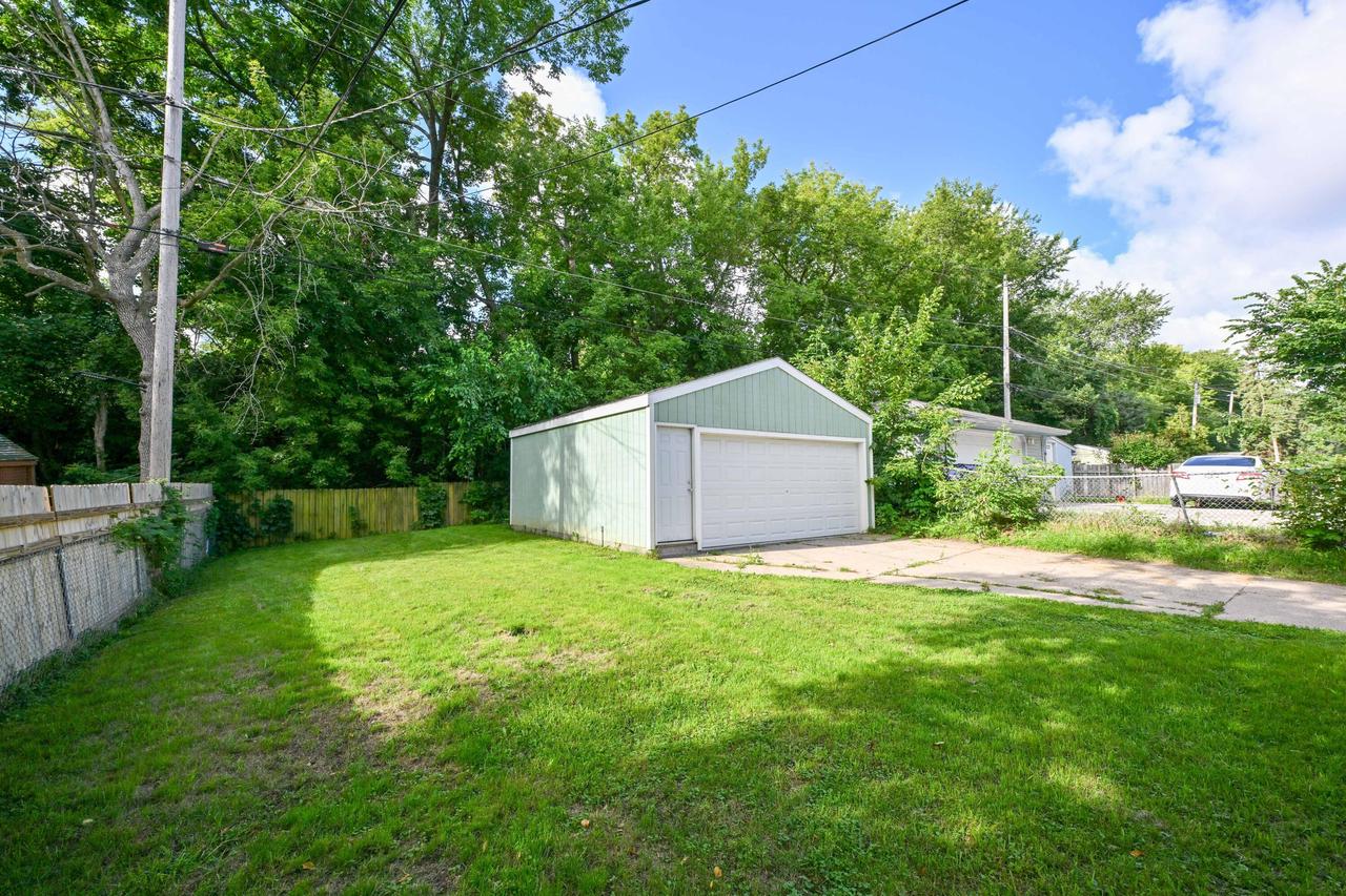 8447 W Maple STREET 8449