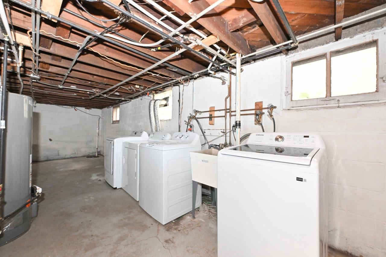 8447 W Maple STREET 8449