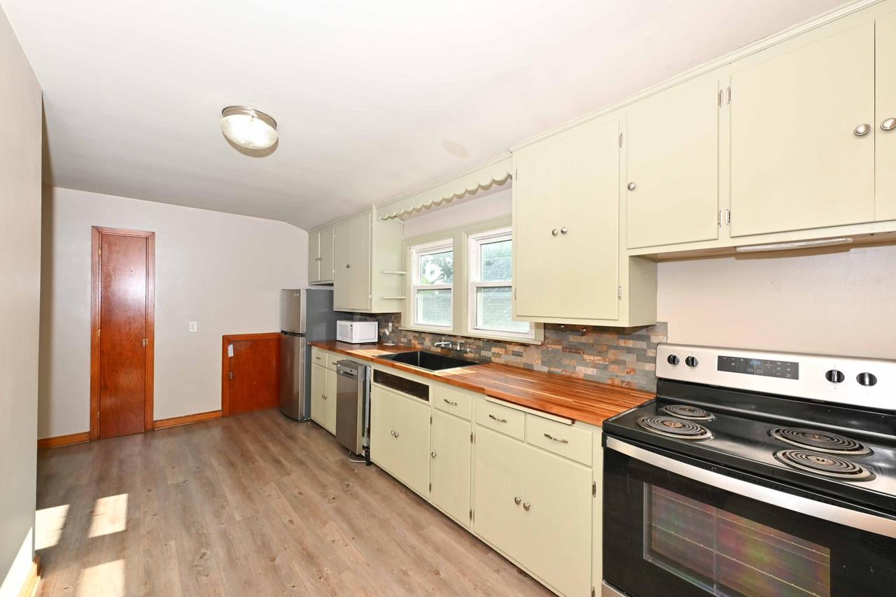 8447 W Maple STREET 8449
