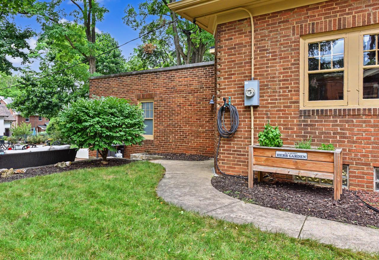 6131 Washington CIRCLE