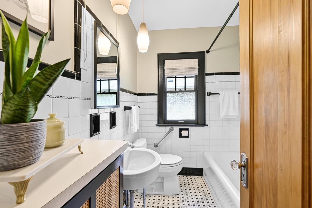 6131 Washington CIRCLE