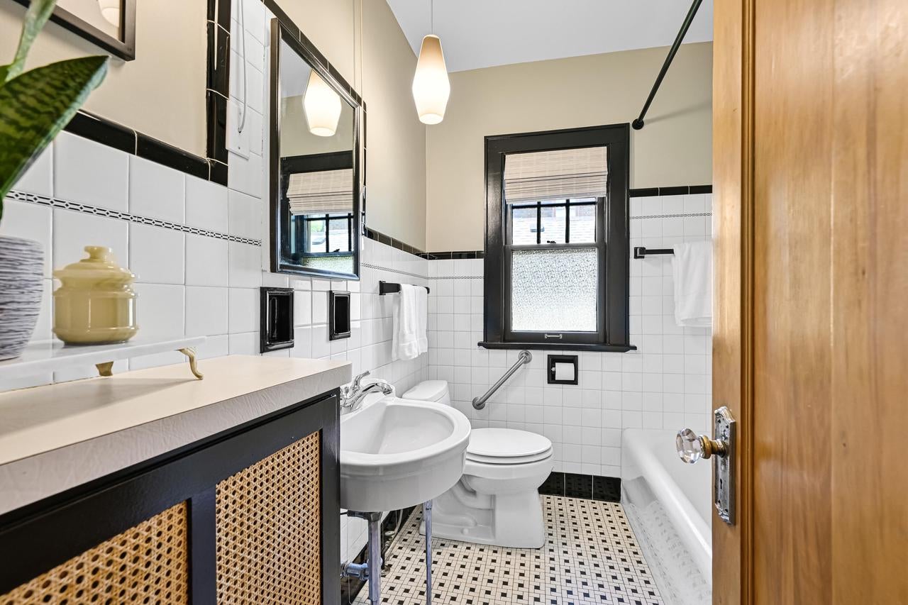 6131 Washington CIRCLE