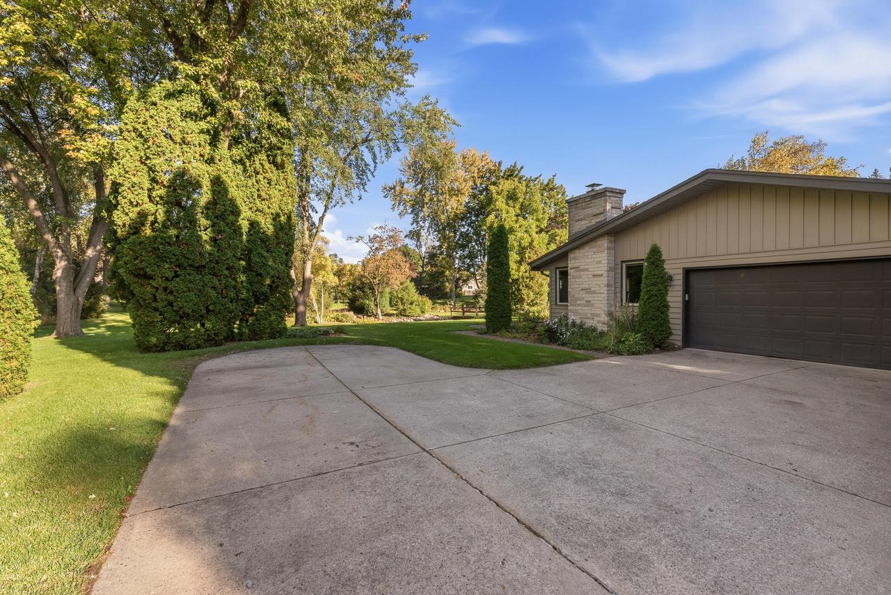 8840 Greenhill LANE