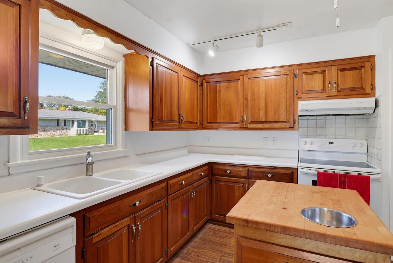 5421 Laura LANE