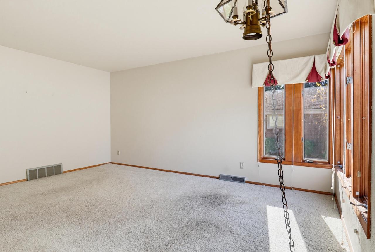 5421 Laura LANE