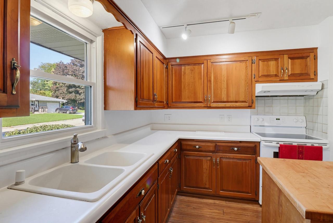 5421 Laura LANE