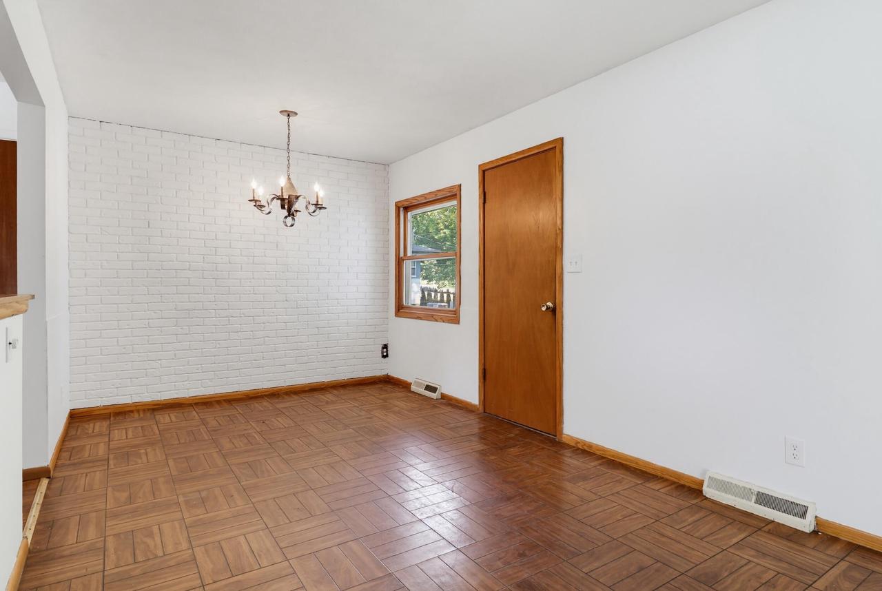 5421 Laura LANE