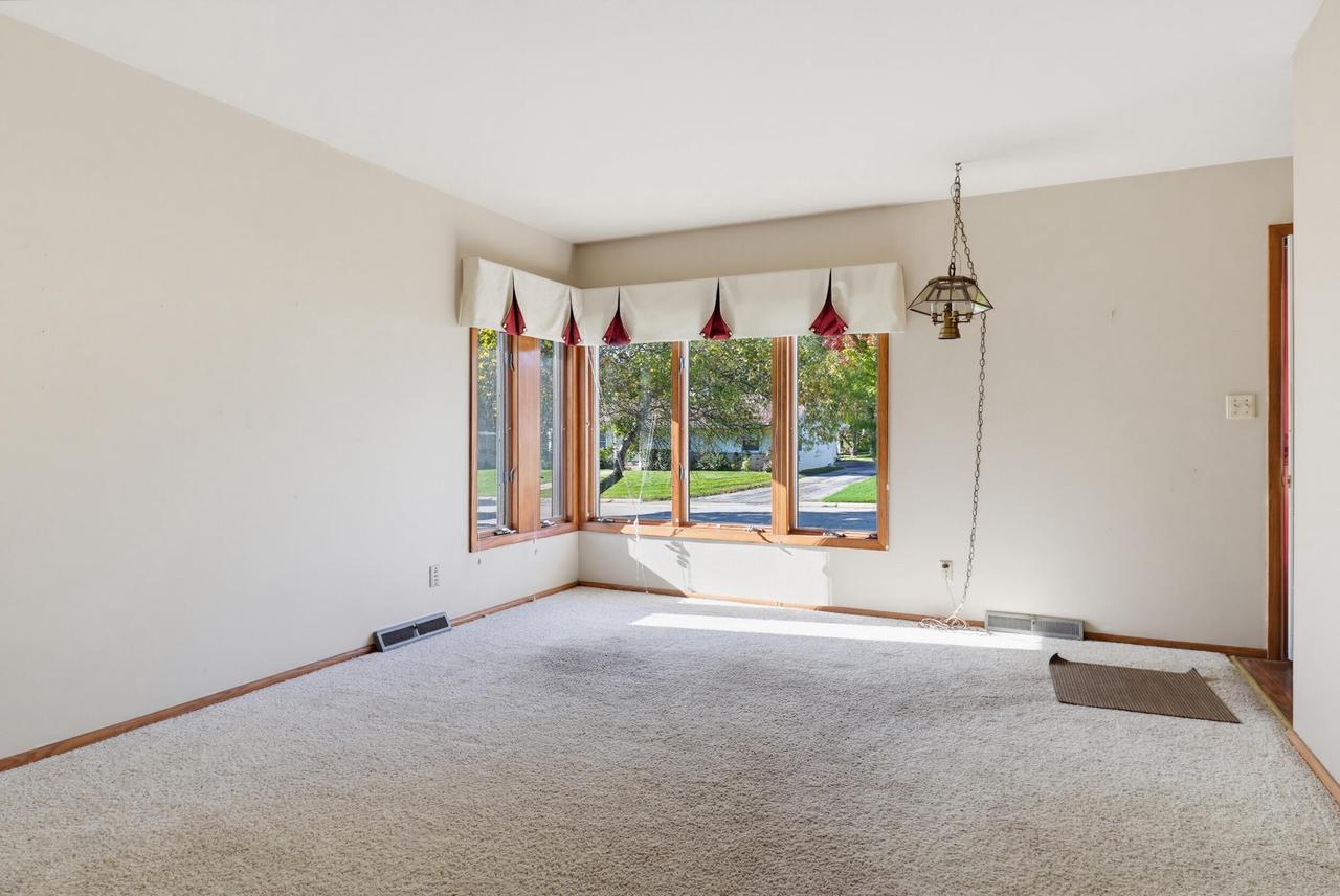 5421 Laura LANE