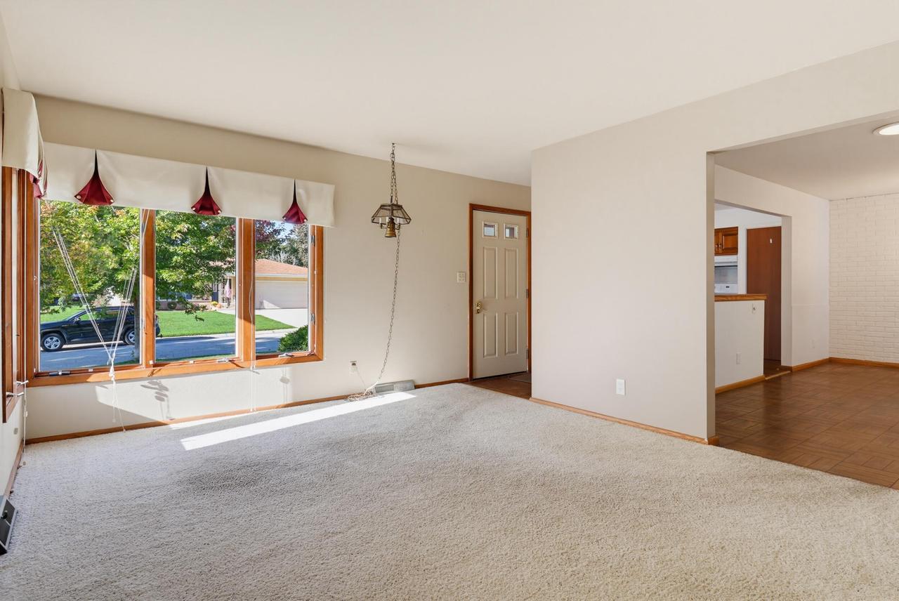 5421 Laura LANE