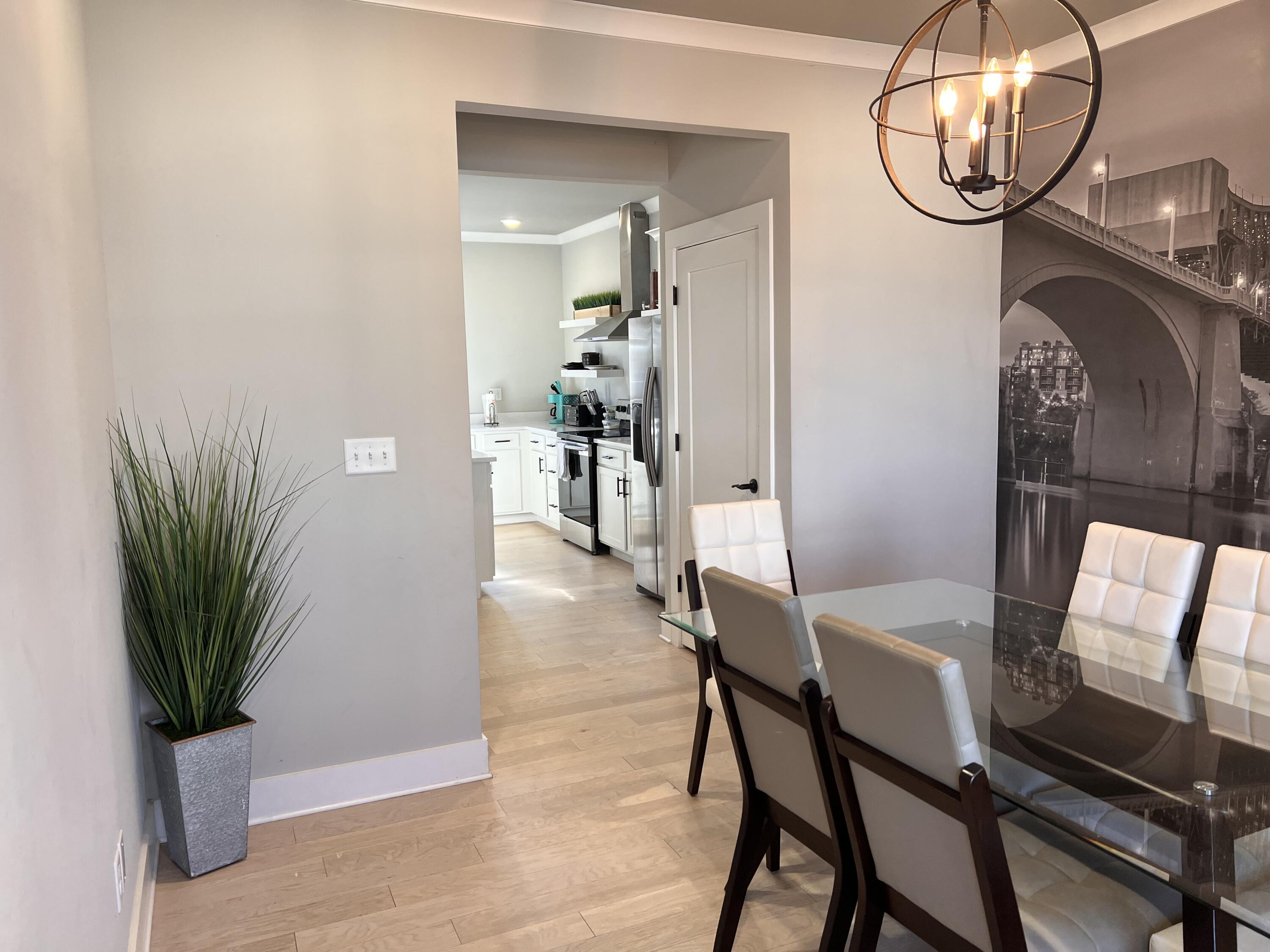 3055 Saint Elmo Avenue, 13