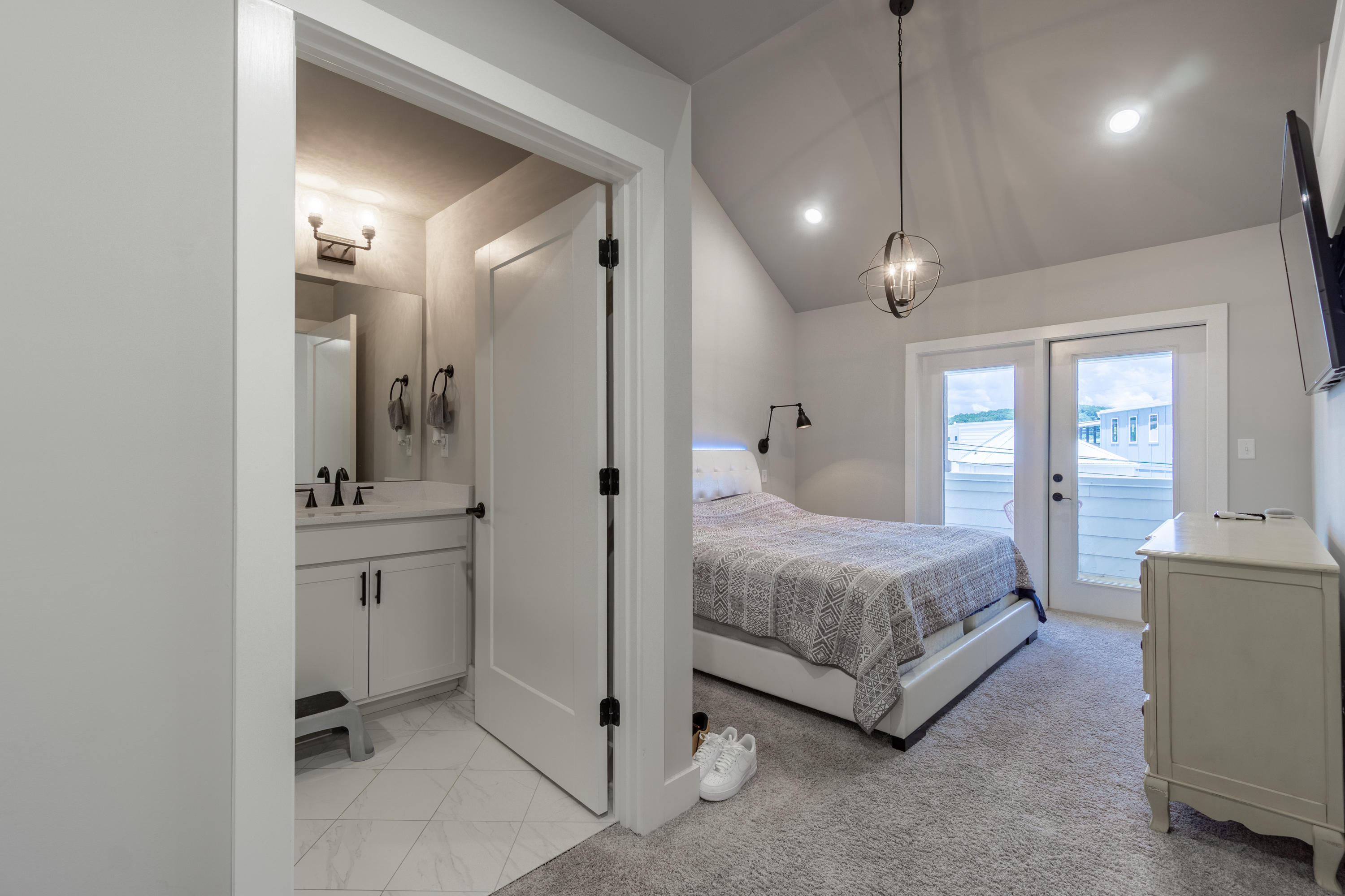 3055 Saint Elmo Avenue, 13