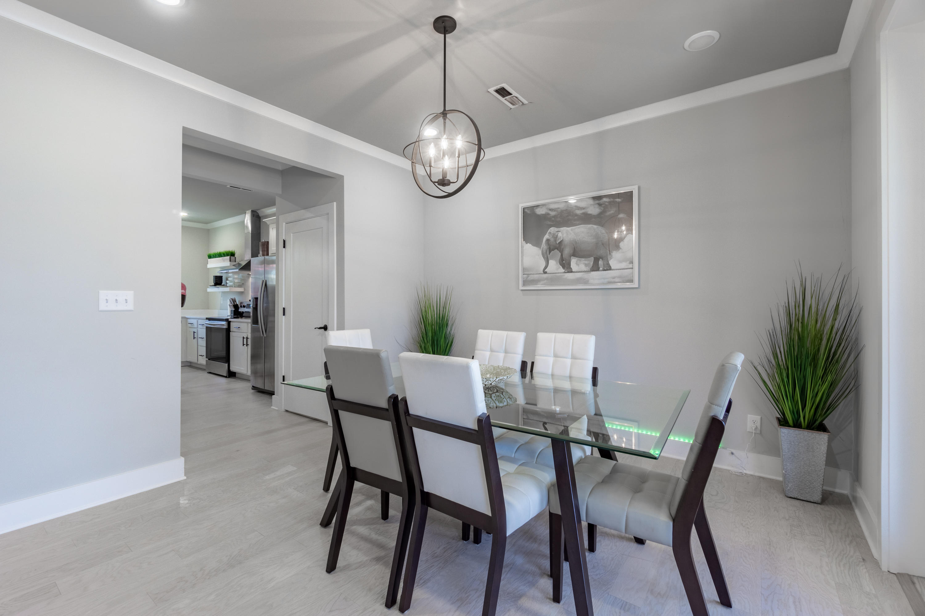 3055 Saint Elmo Avenue, 13