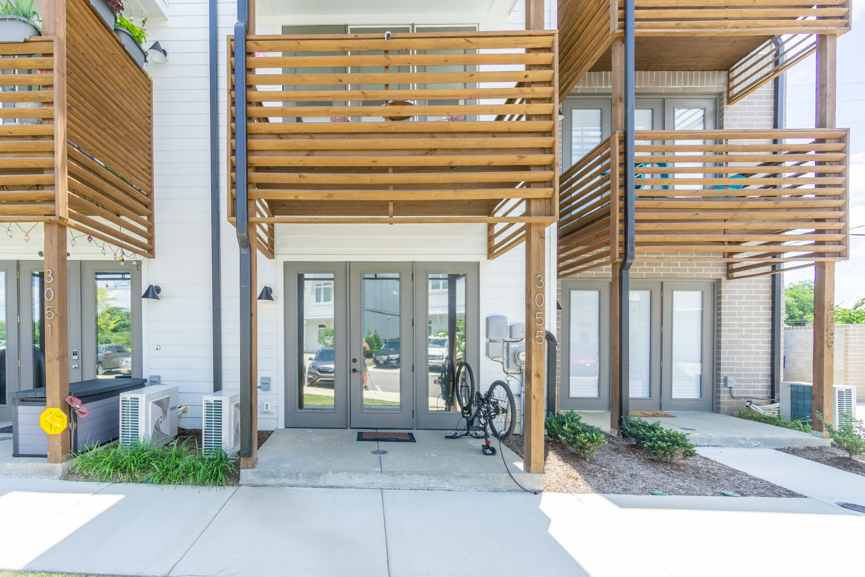 3055 Saint Elmo Avenue, 13