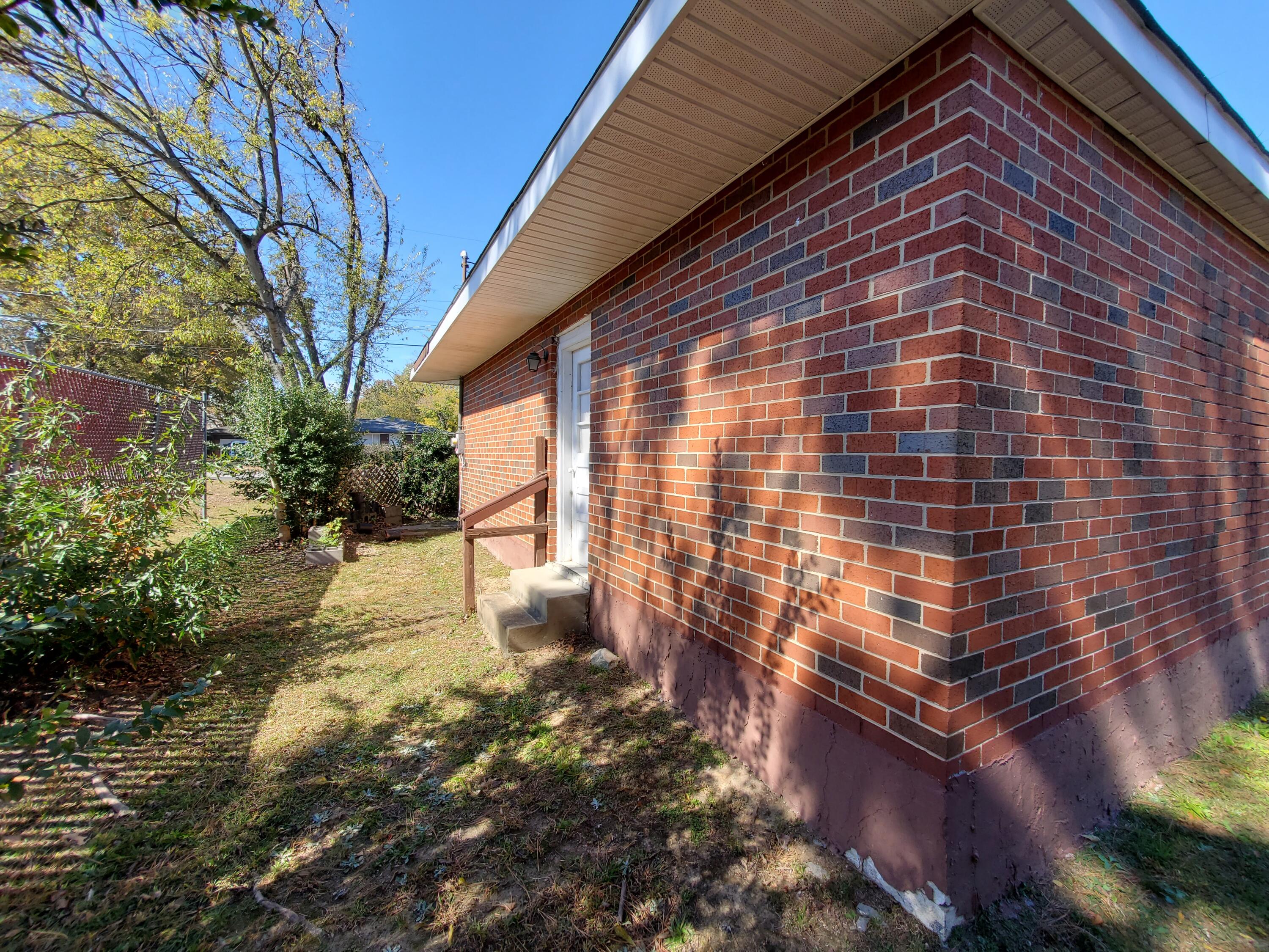 8 N Howell Avenue