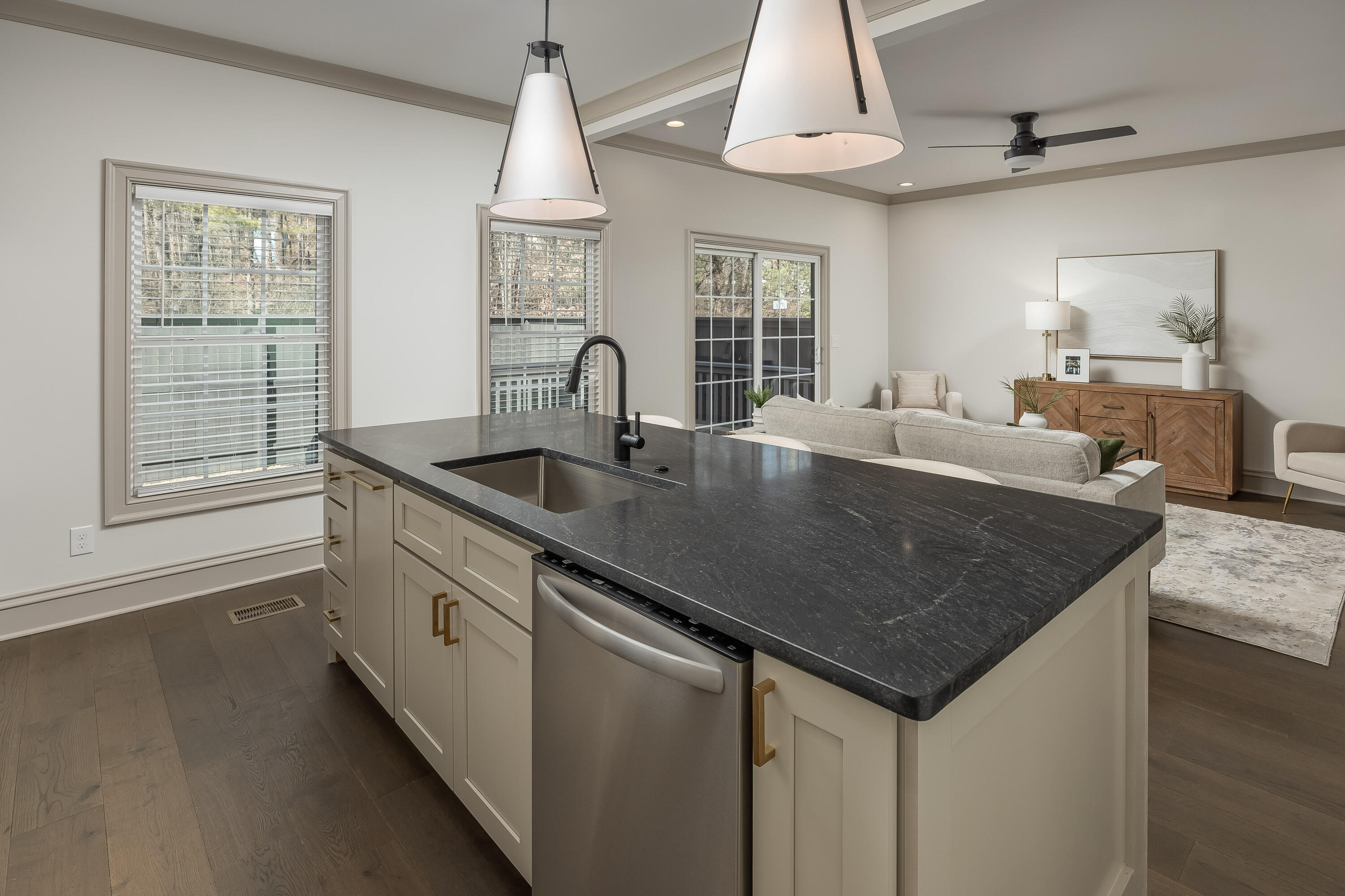 1023 Amelia Court, 4