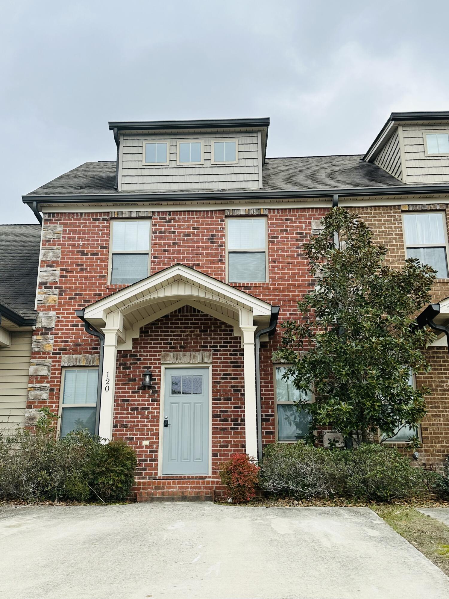 120 NE Bellingham Dr