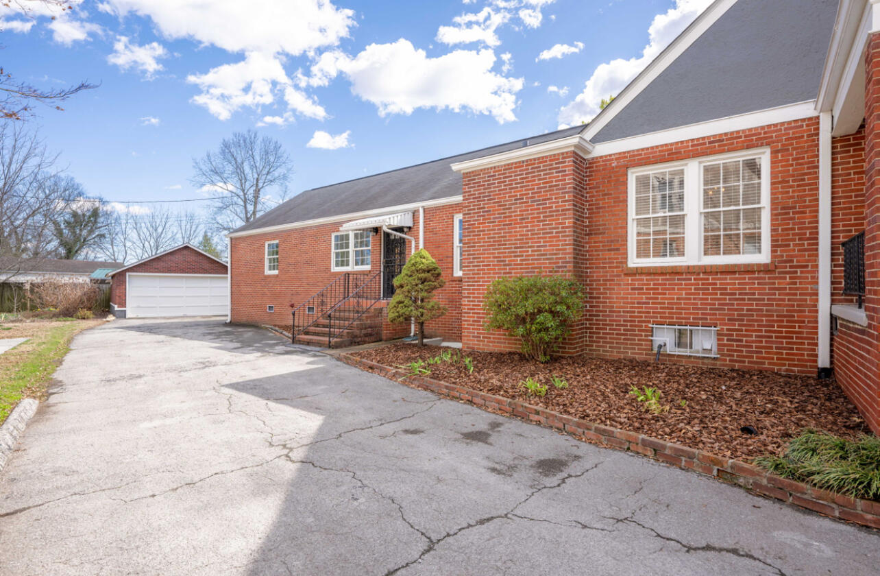 16 S Sweetbriar Avenue