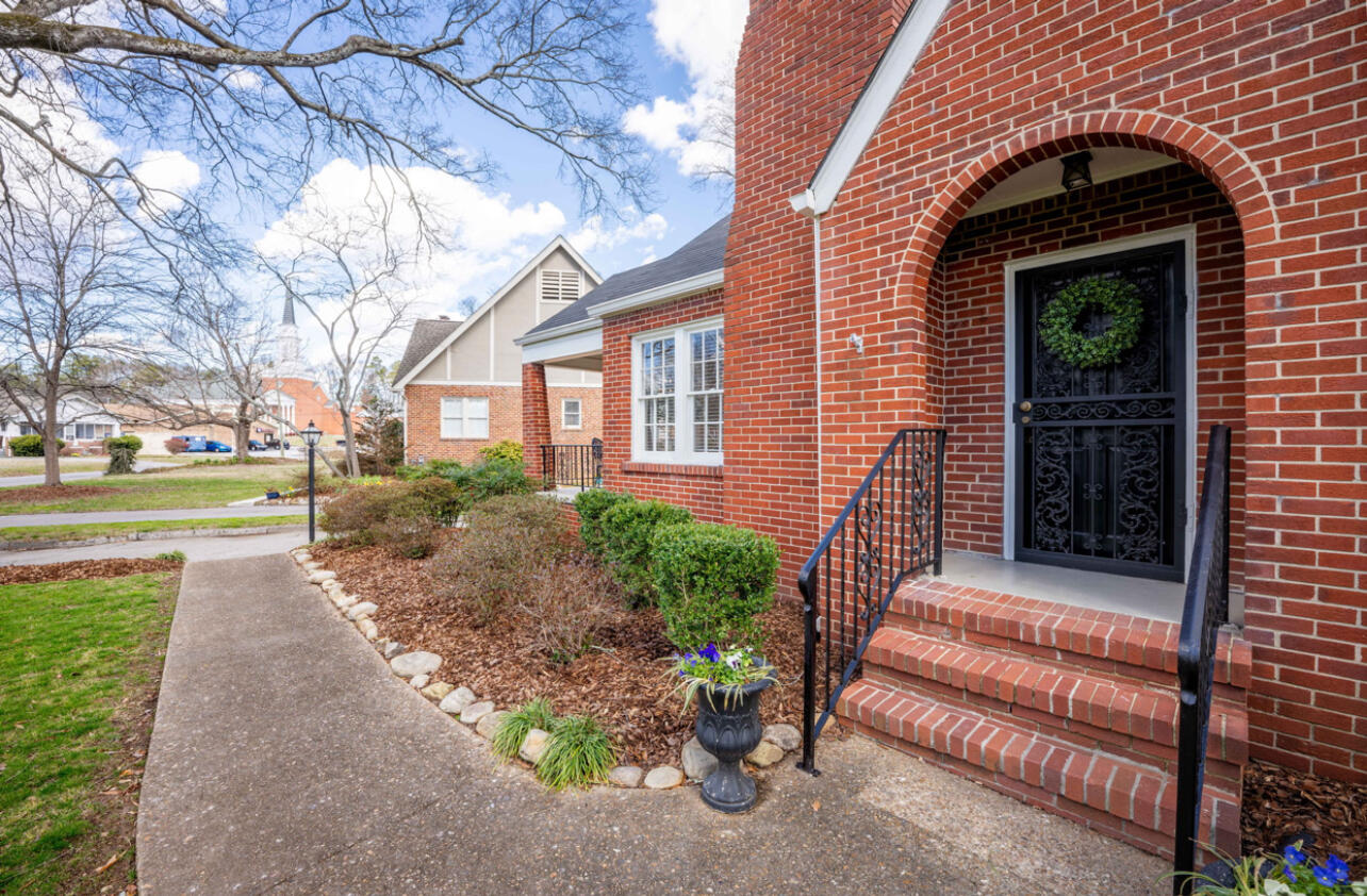 16 S Sweetbriar Avenue