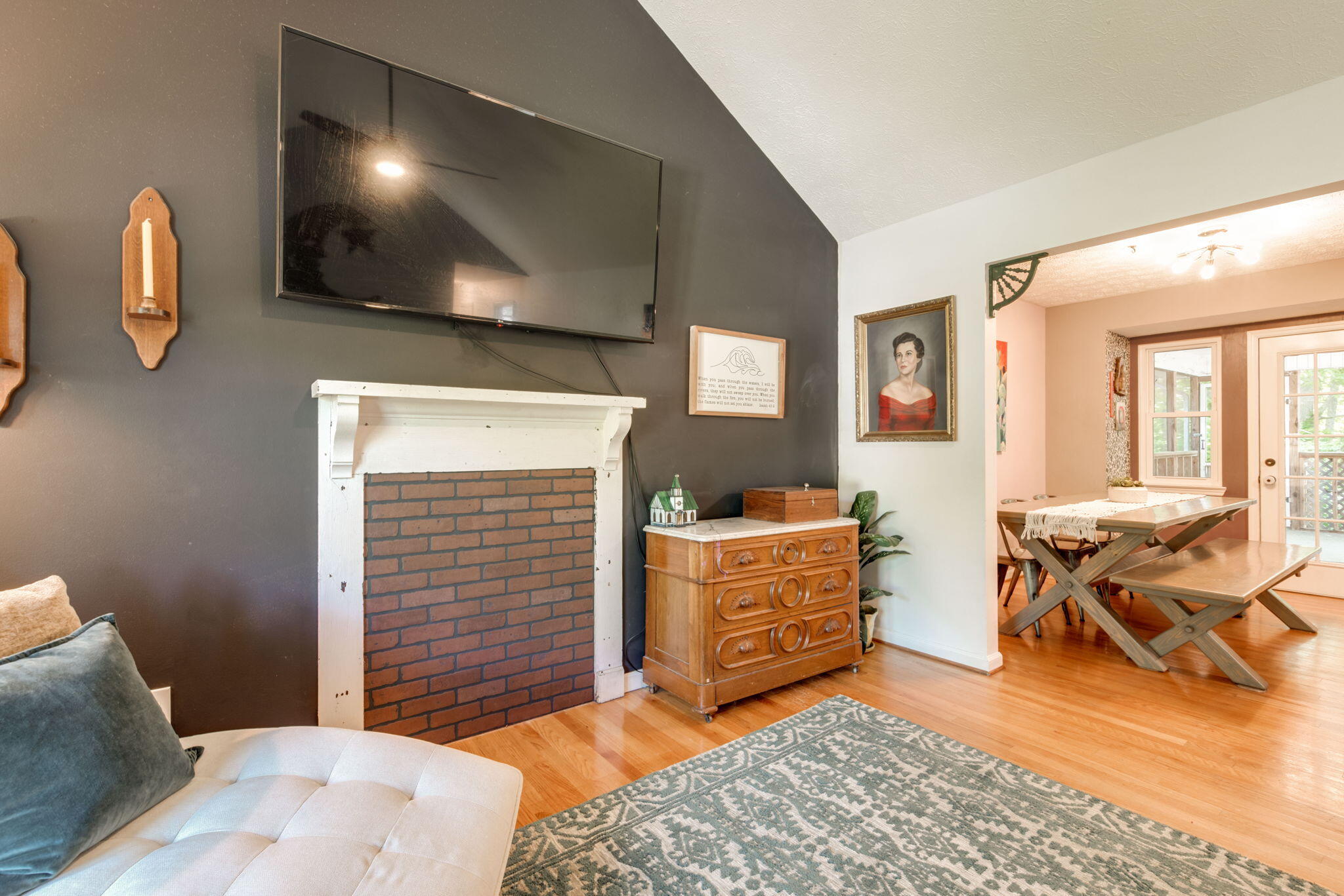 580 Middle View Drive