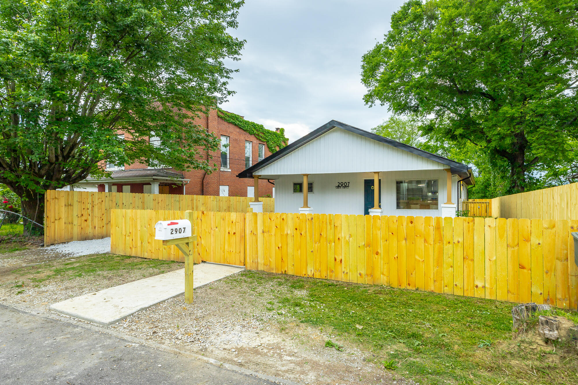 2907 Curtis Street