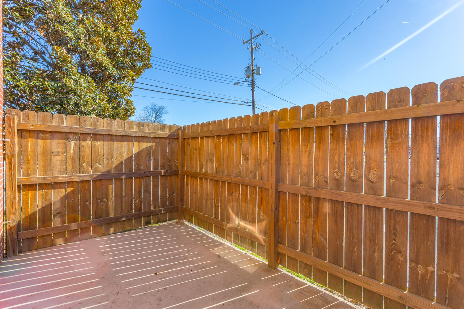 270 NE Trunk Street, 274