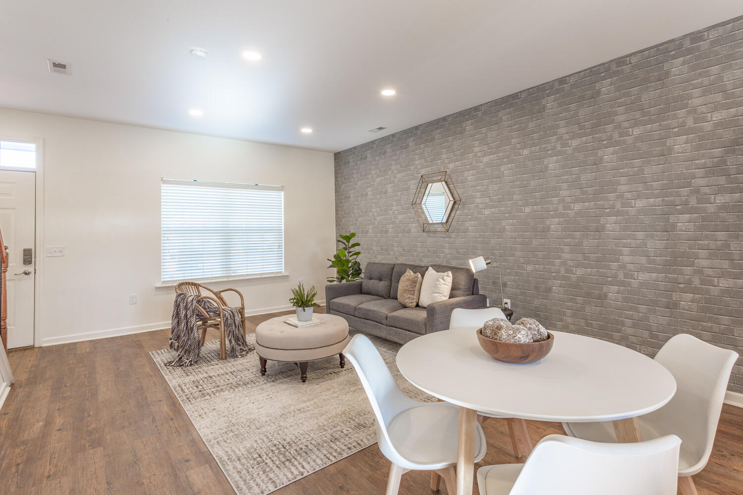 270 NE Trunk Street, 274