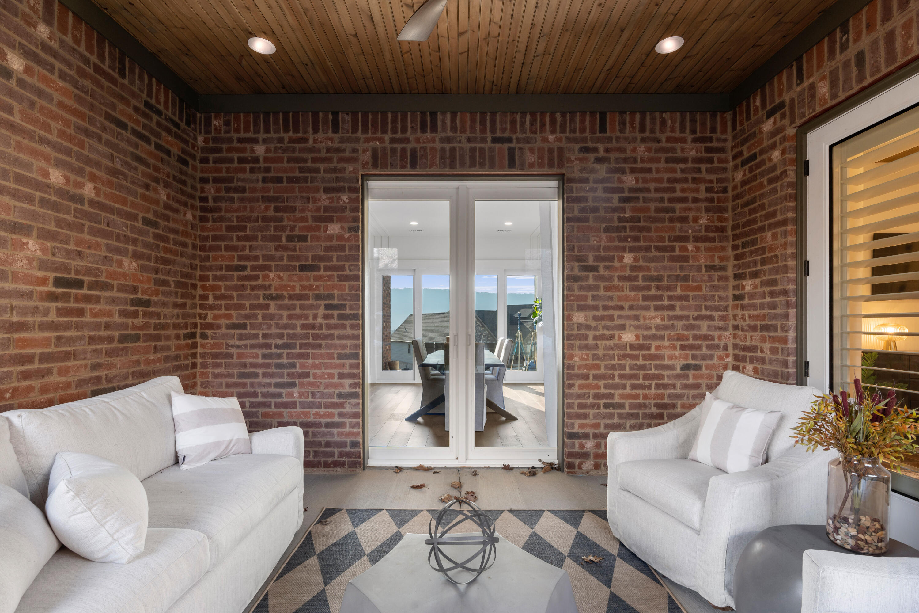 423 Sun Valley Road, 702
