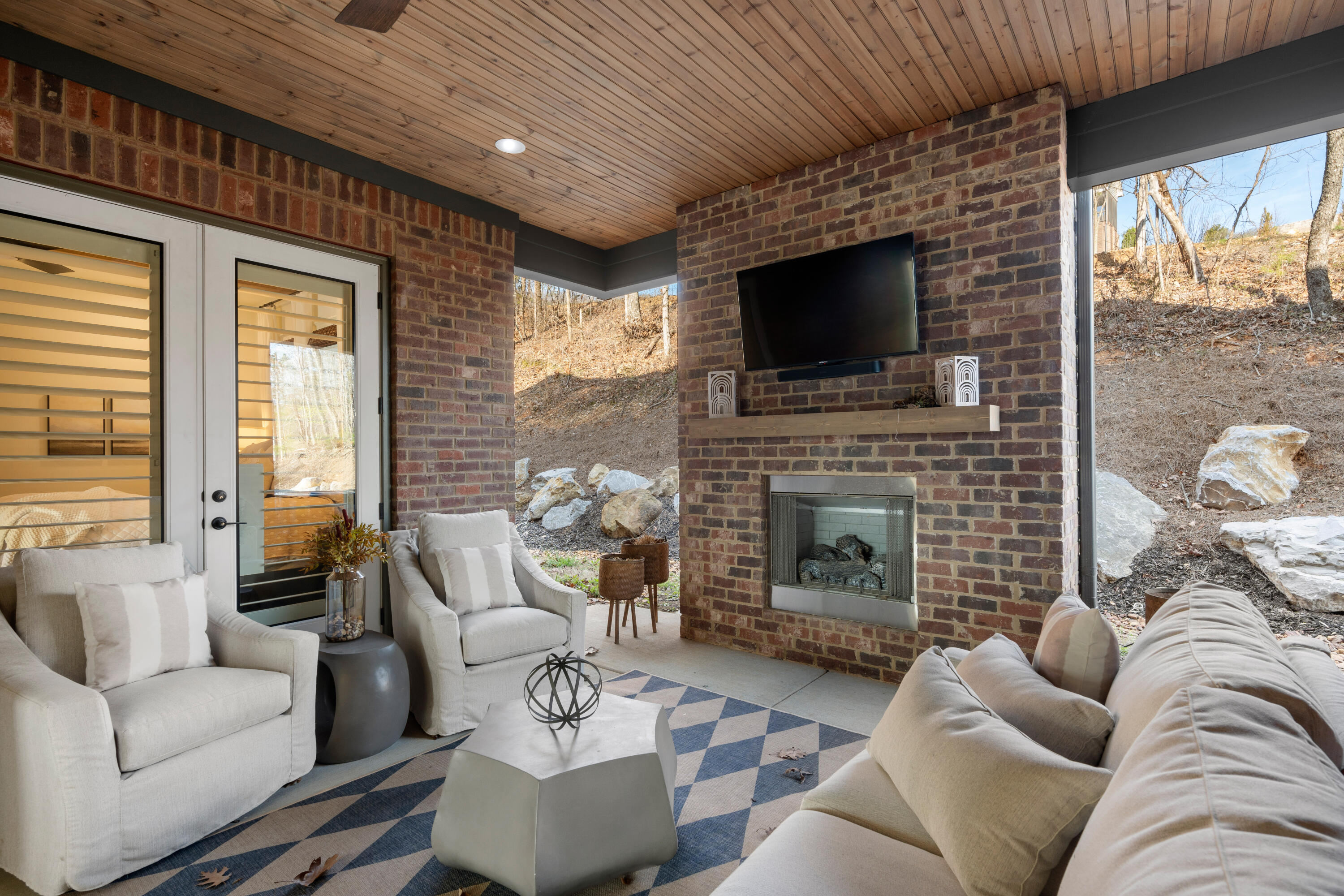 423 Sun Valley Road, 702
