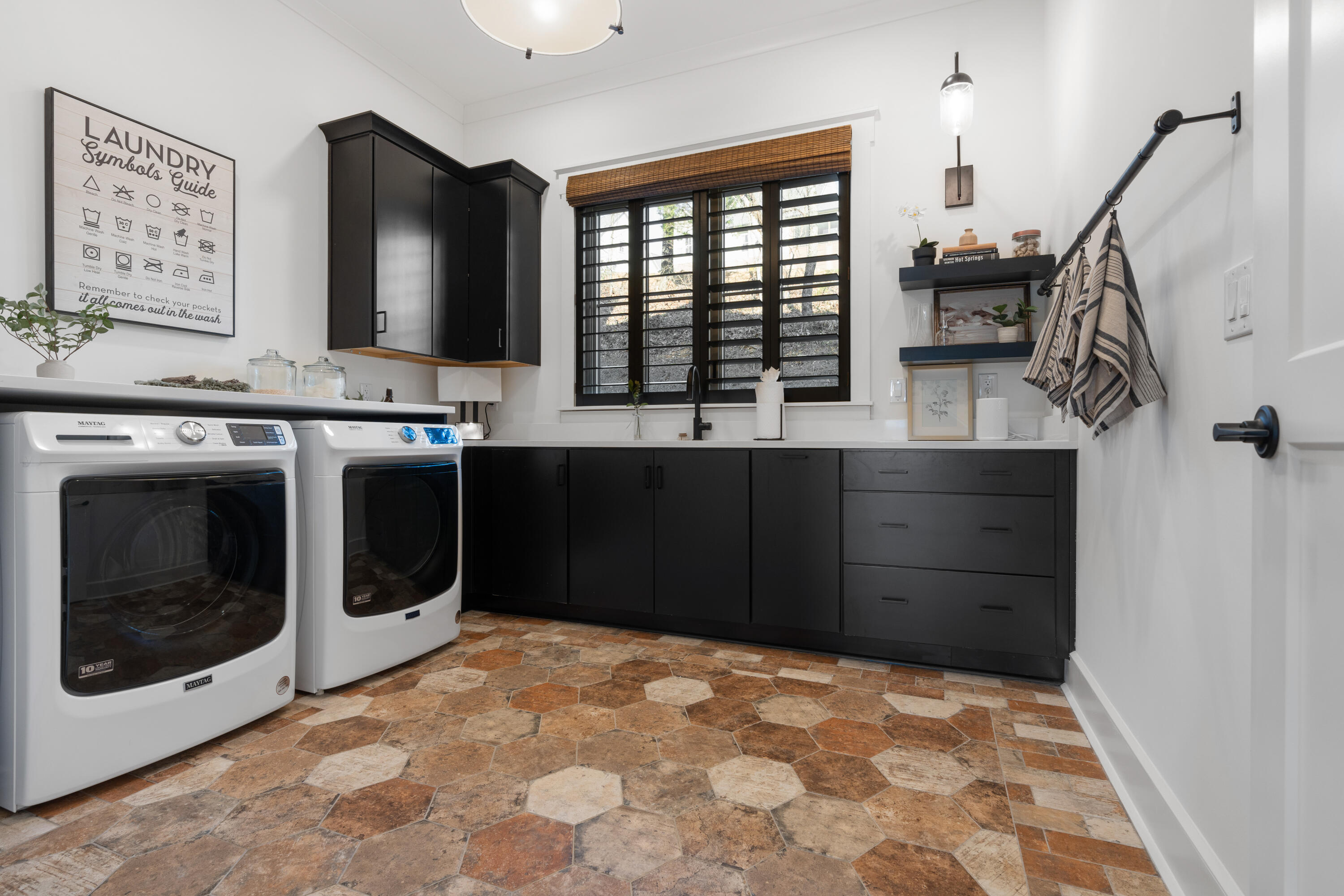 423 Sun Valley Road, 702