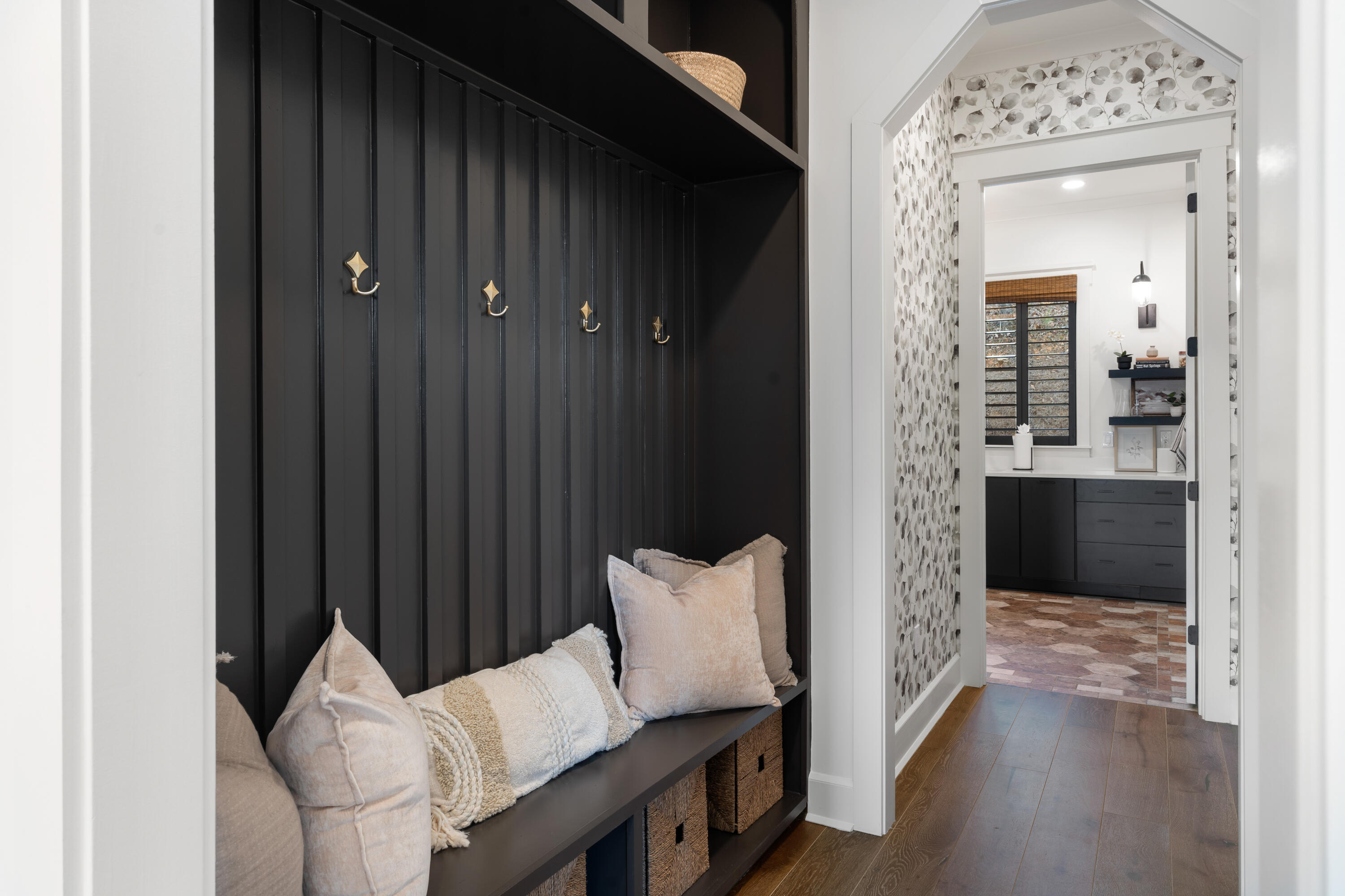 423 Sun Valley Road, 702
