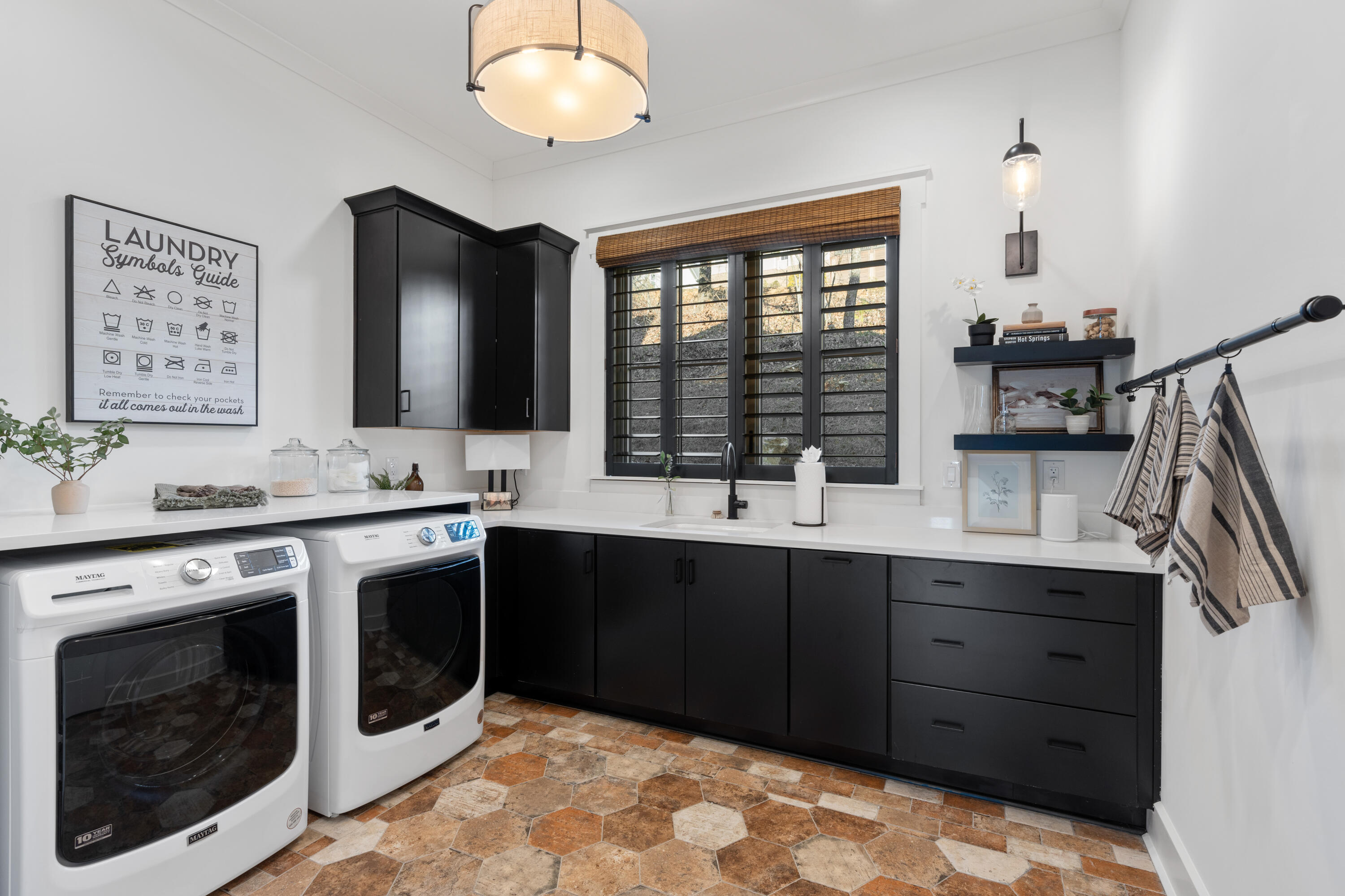 423 Sun Valley Road, 702
