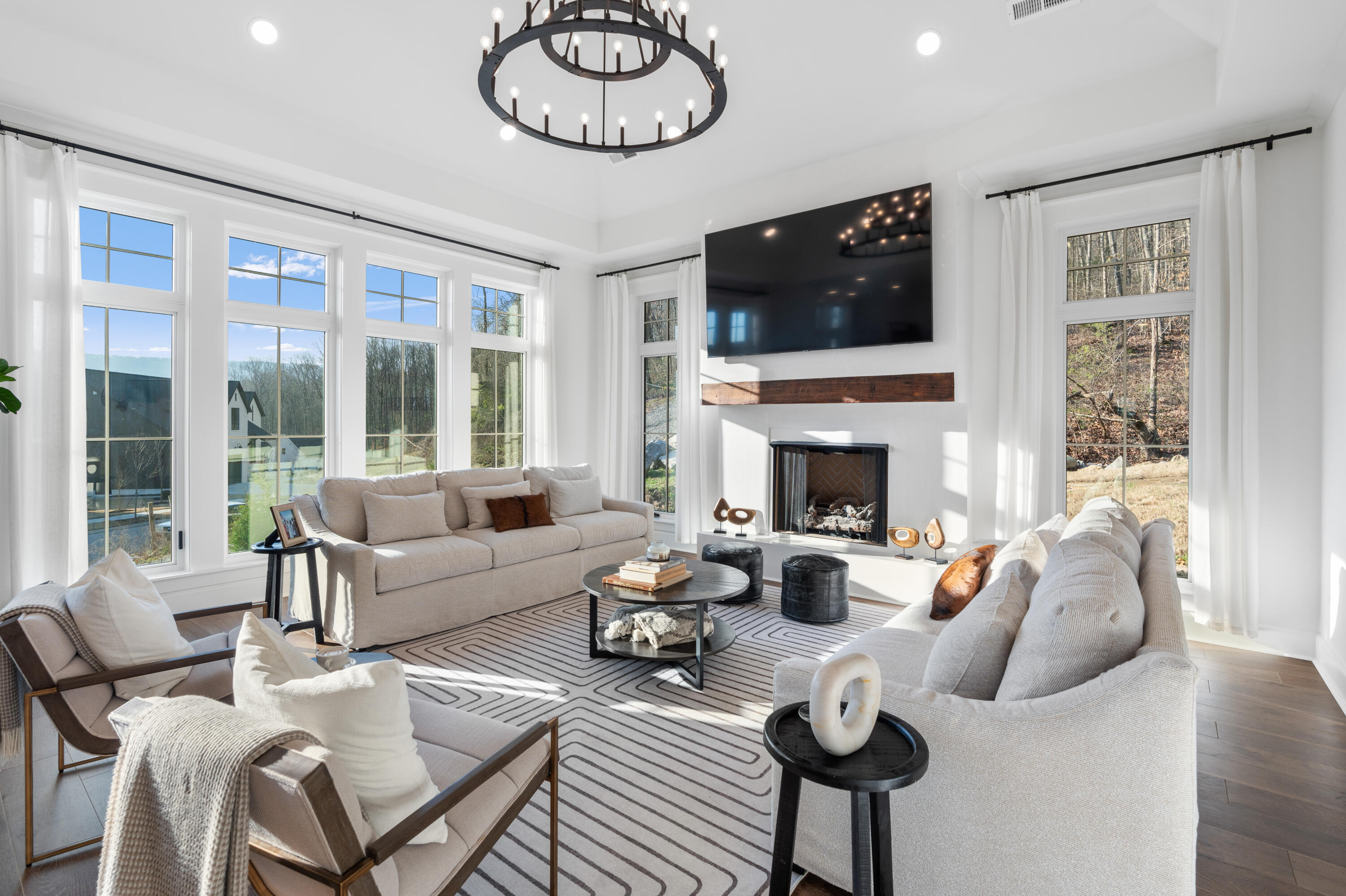 423 Sun Valley Road, 702