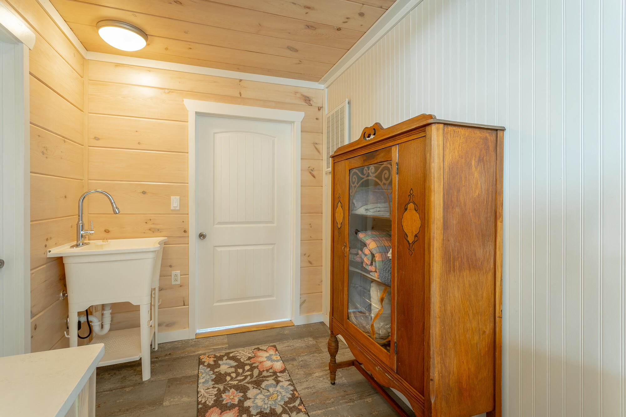 215 Jl Davis Lane