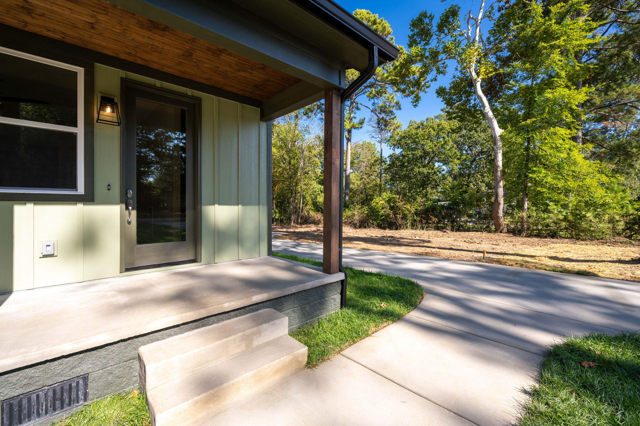1105 Lakeside Circle