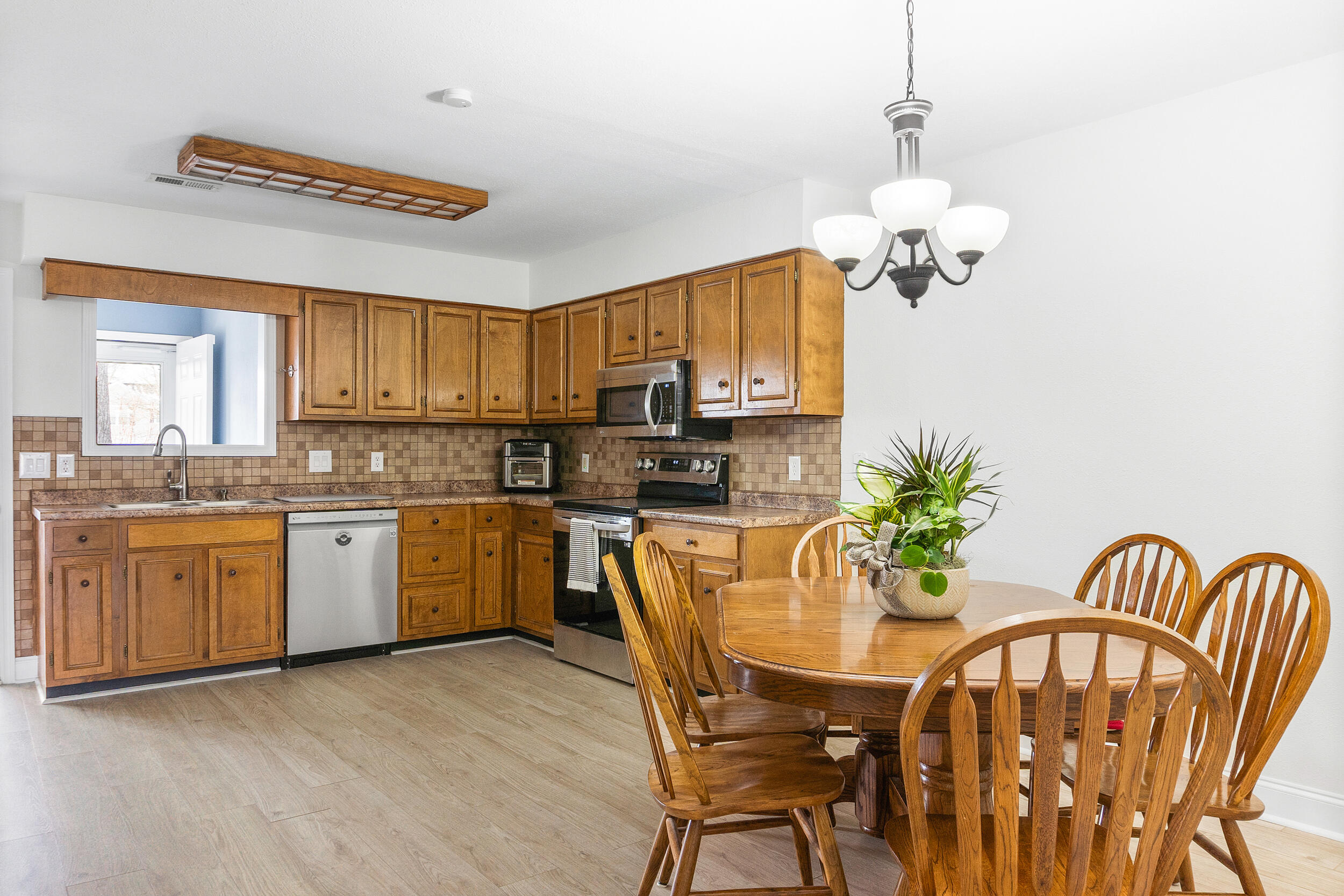 1296 Leaside Lane