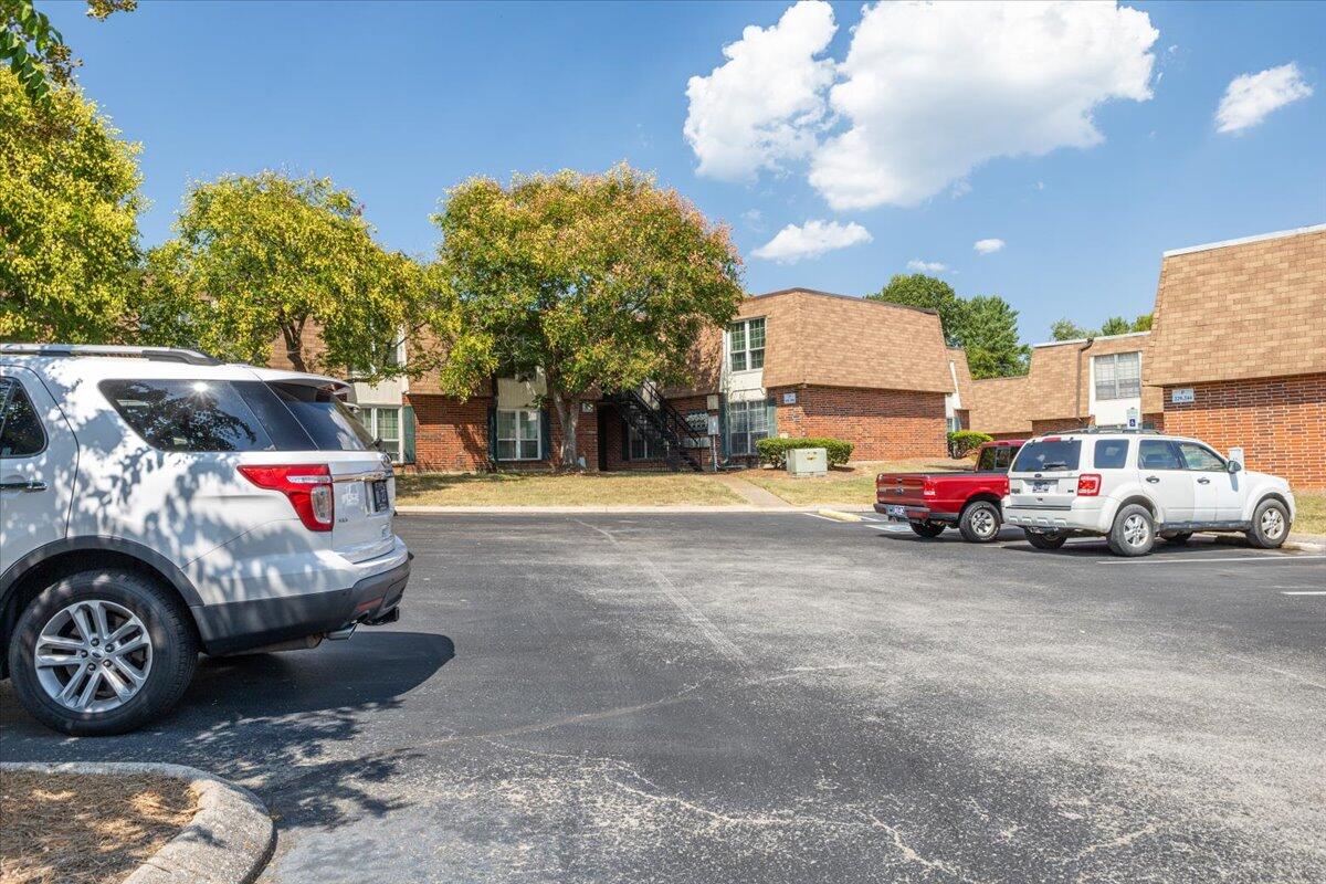 900 Mountain Creek Road, 208