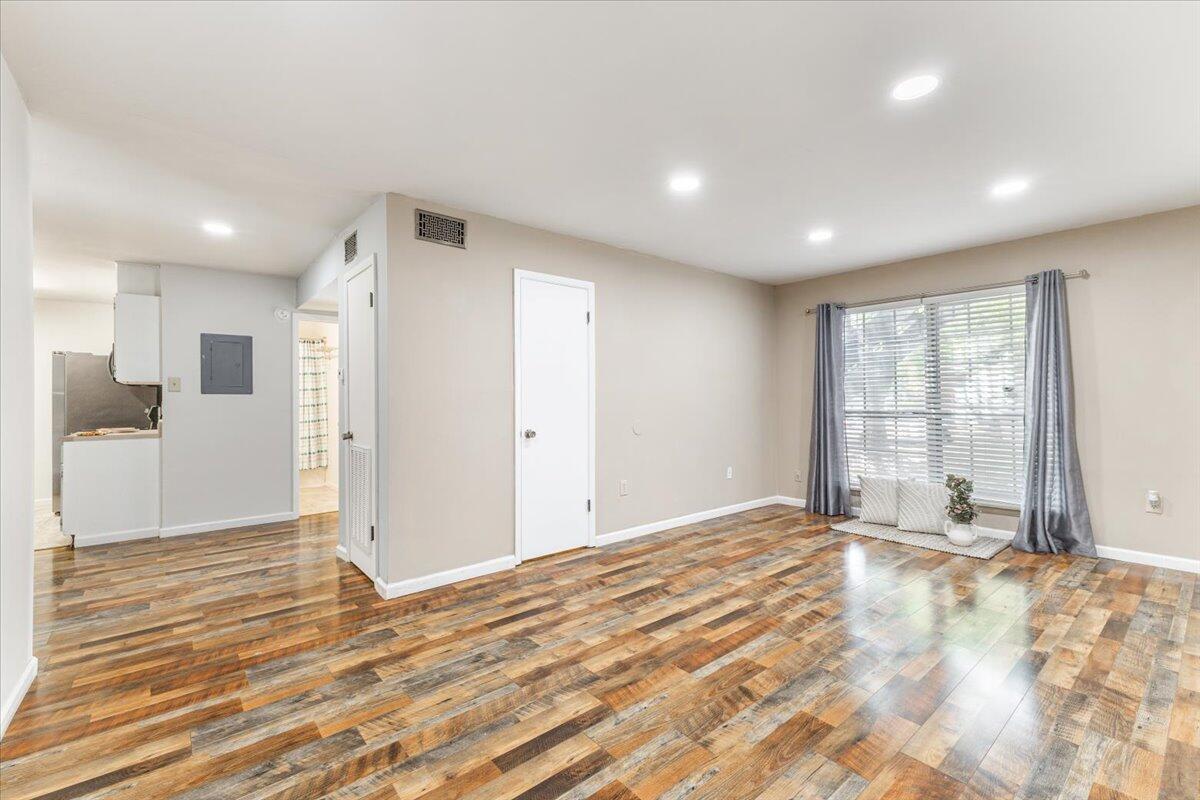 900 Mountain Creek Road, 208