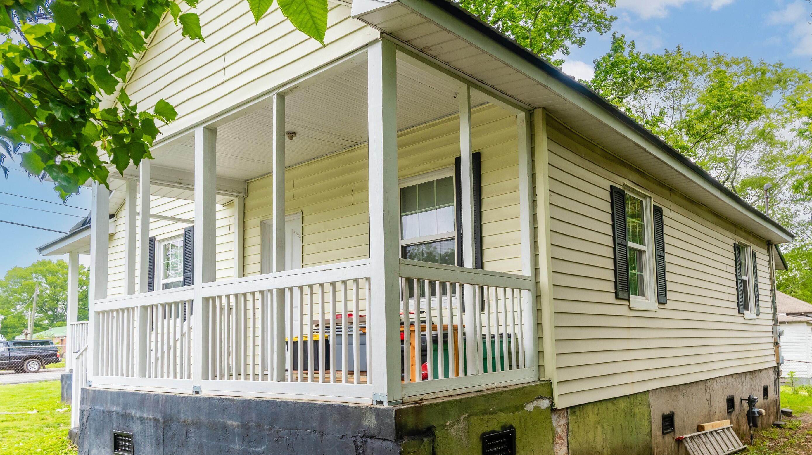 301 Cedar Street, LaFayette