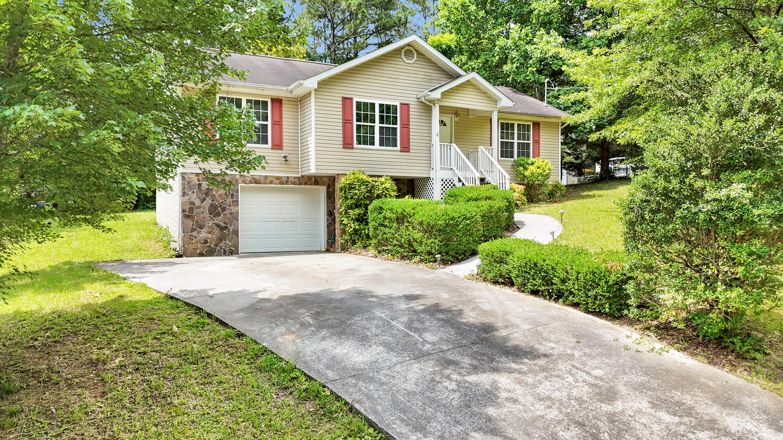 607 Gregory Lane, LaFayette
