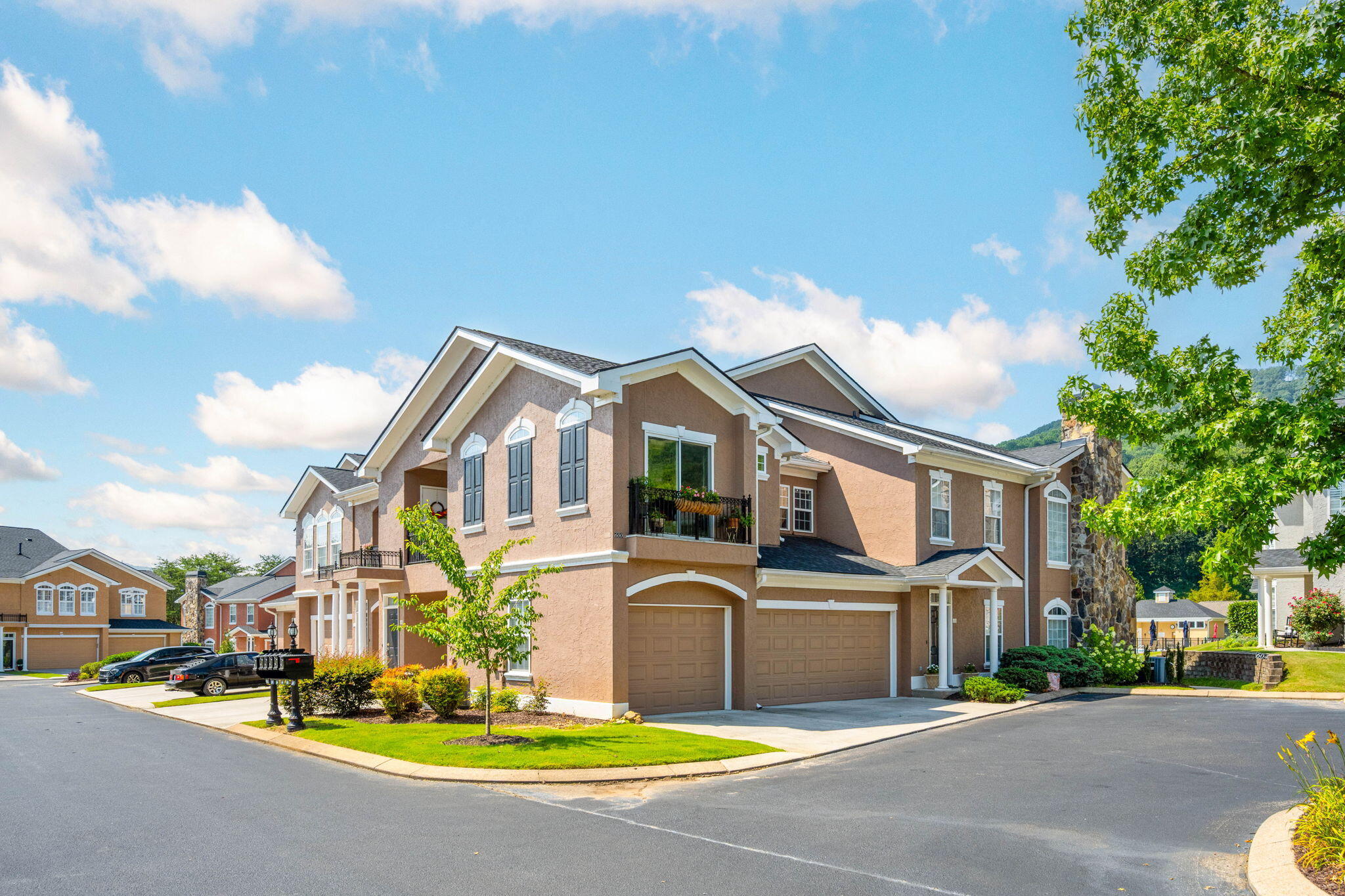 606 Renaissance Court