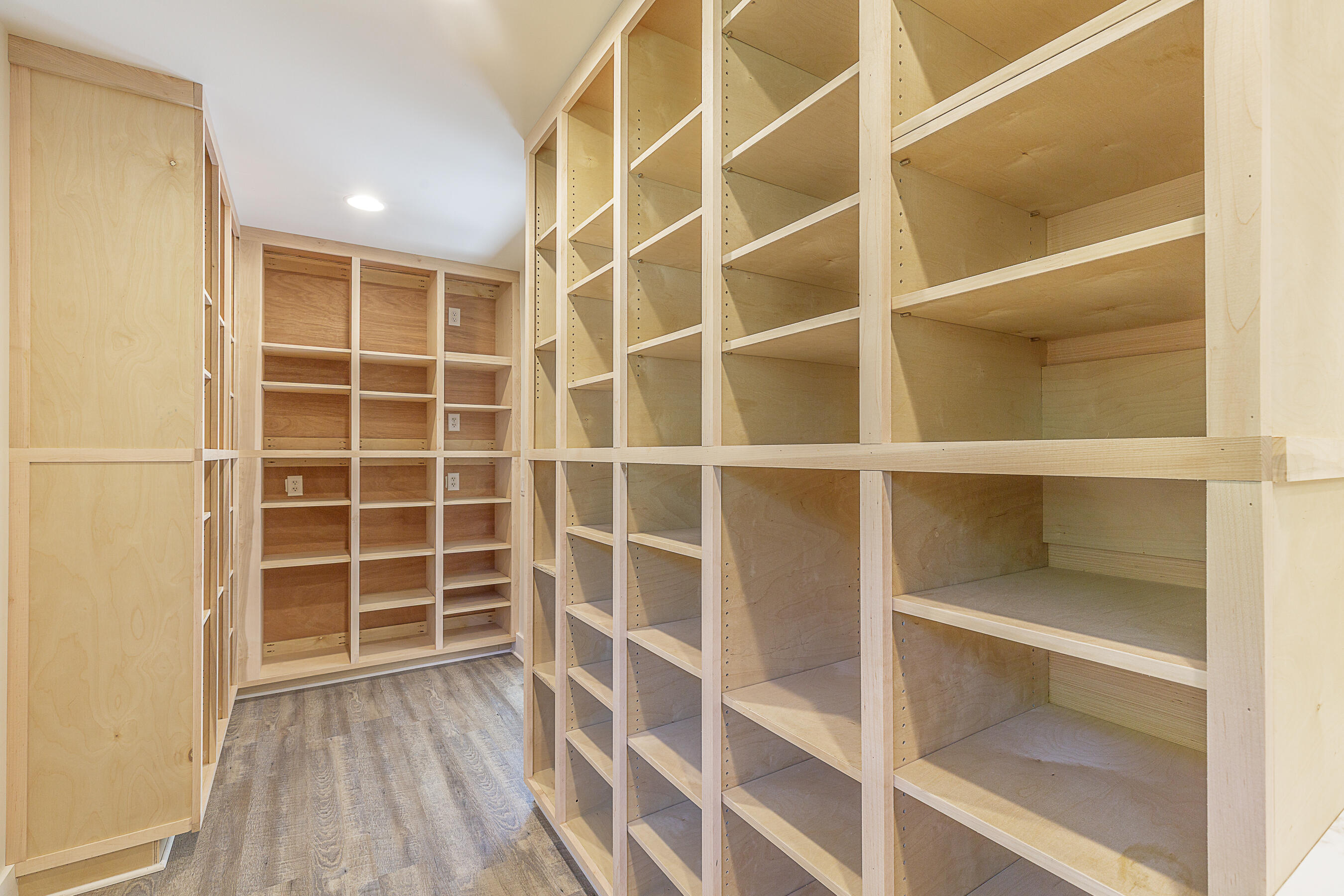 712 N Oakwood Street