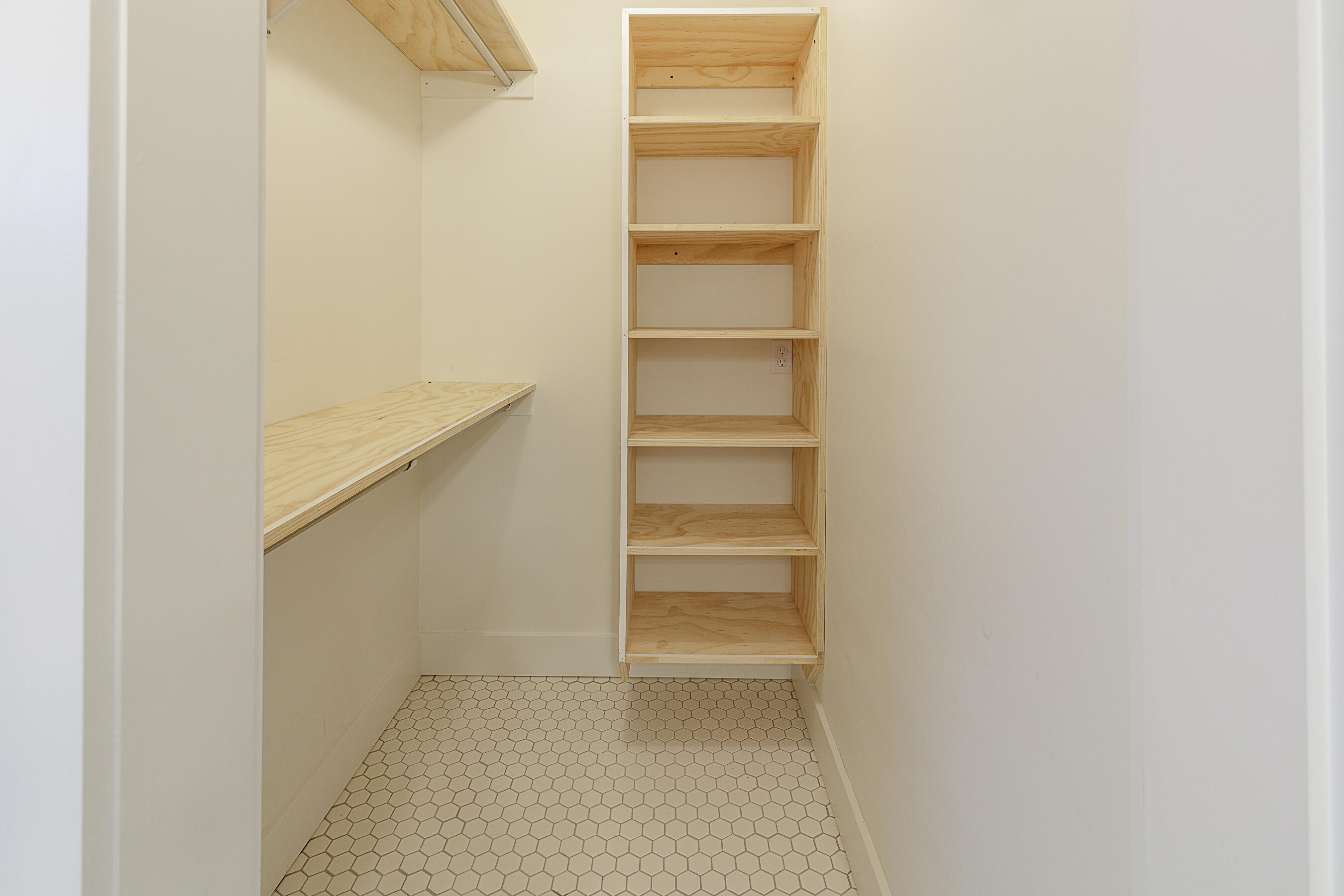 712 N Oakwood Street