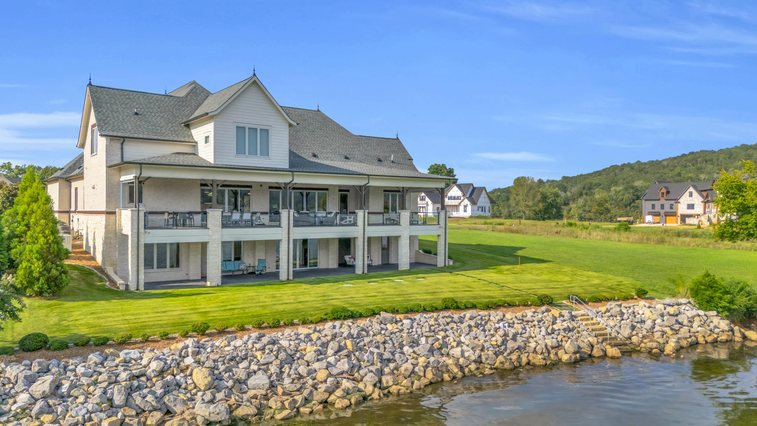 290 Edgewater Way