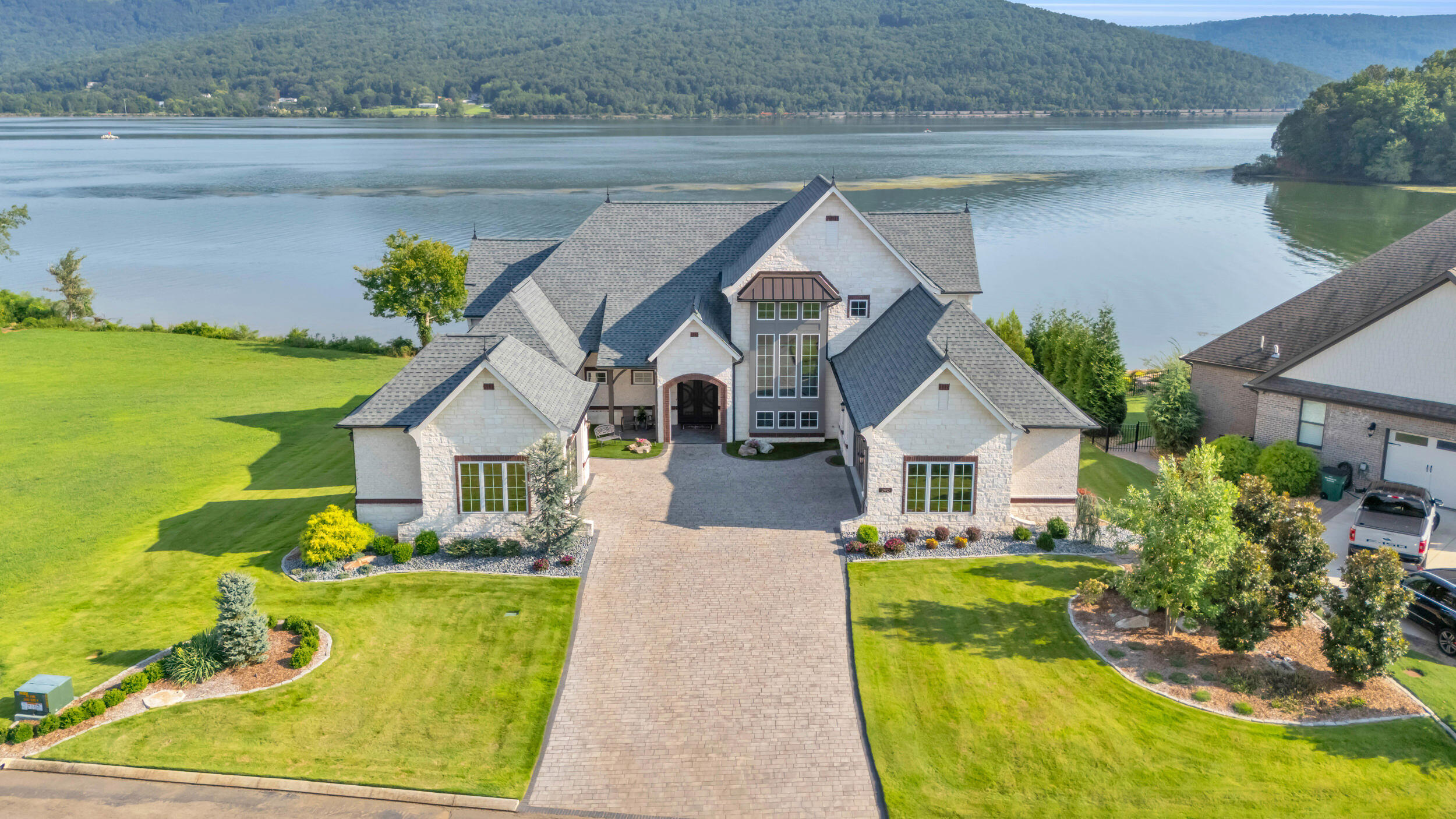 290 Edgewater Way