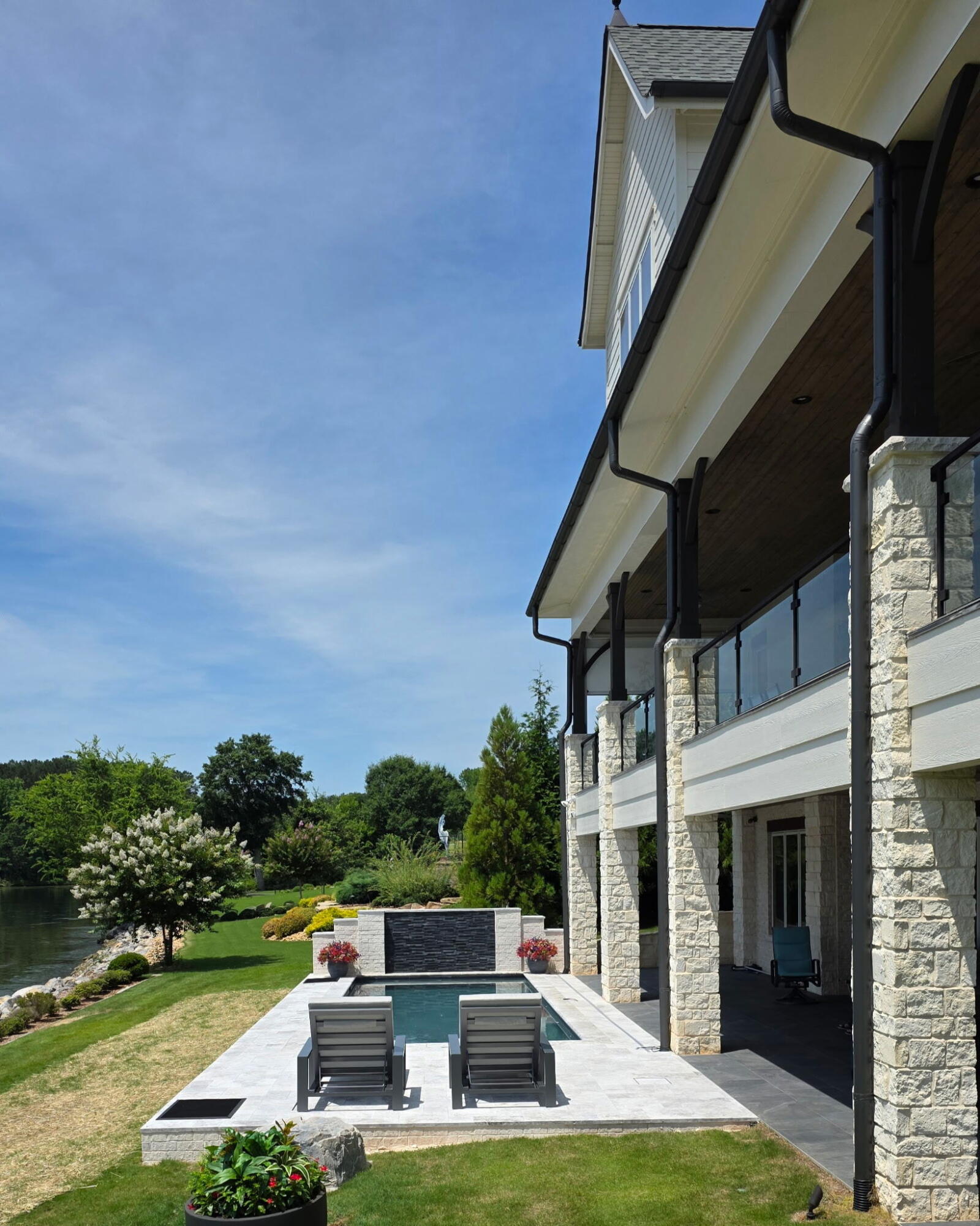 290 Edgewater Way
